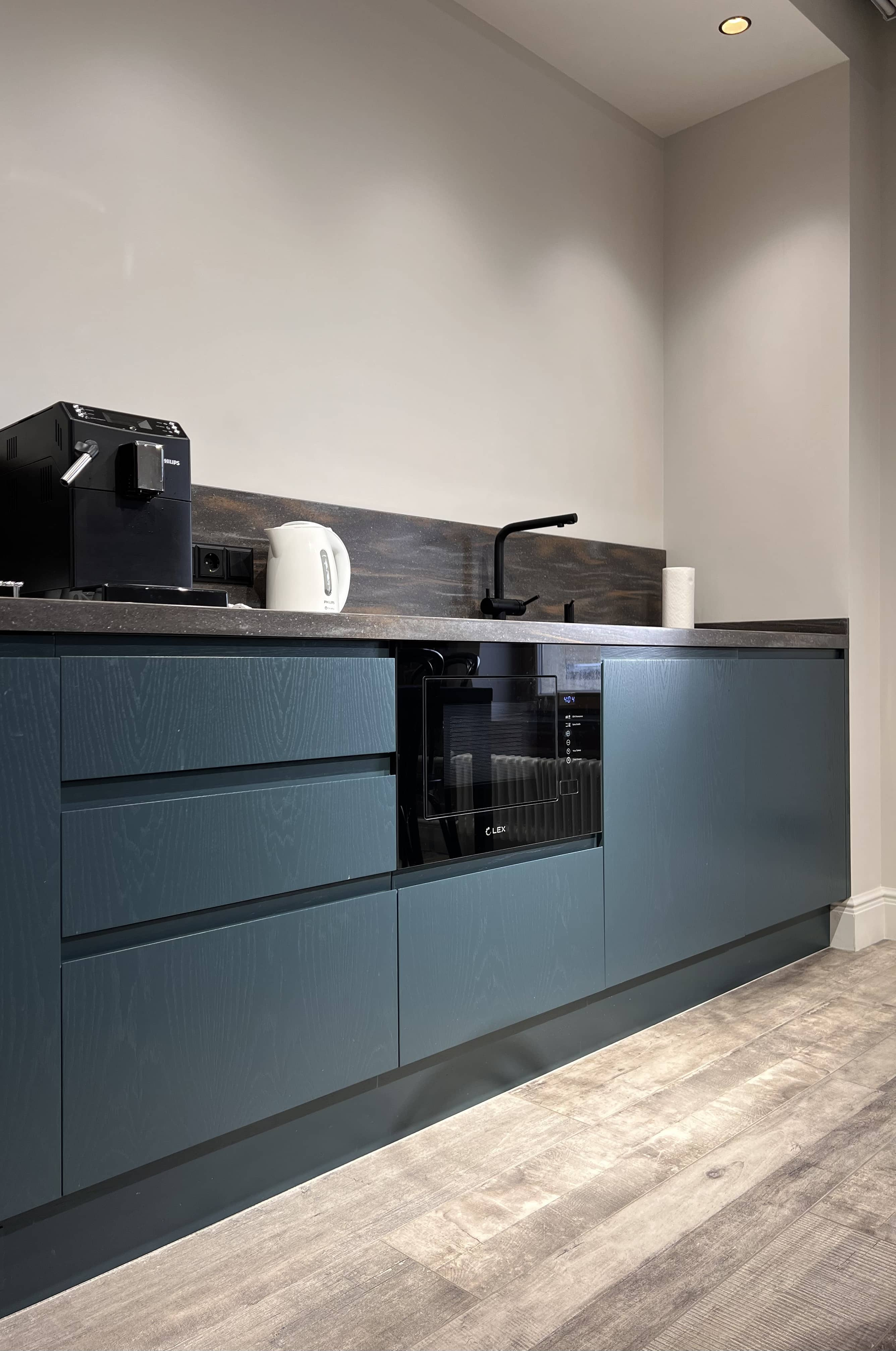 Меблировка офиса издательства Весь