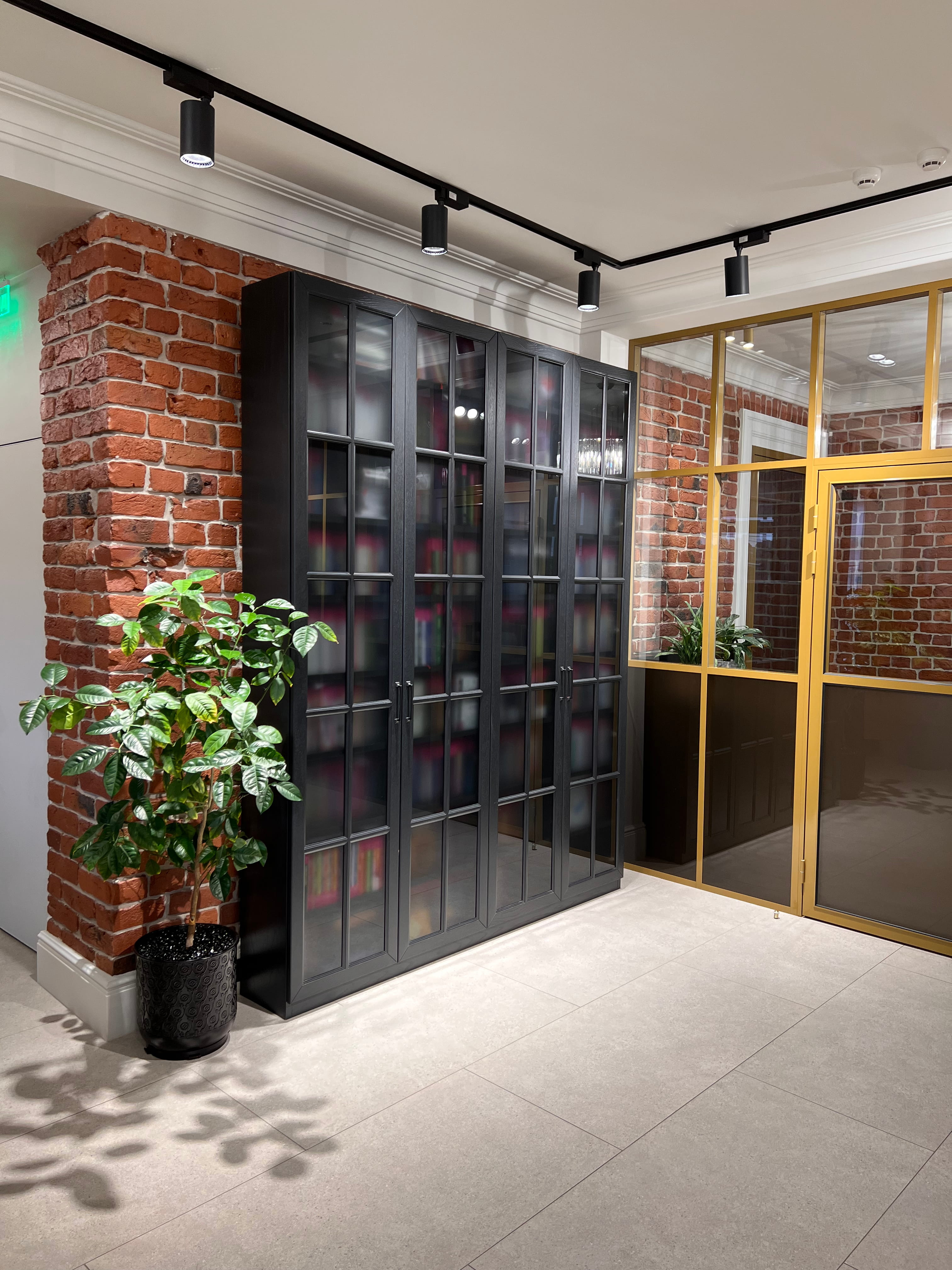 Меблировка офиса издательства Весь