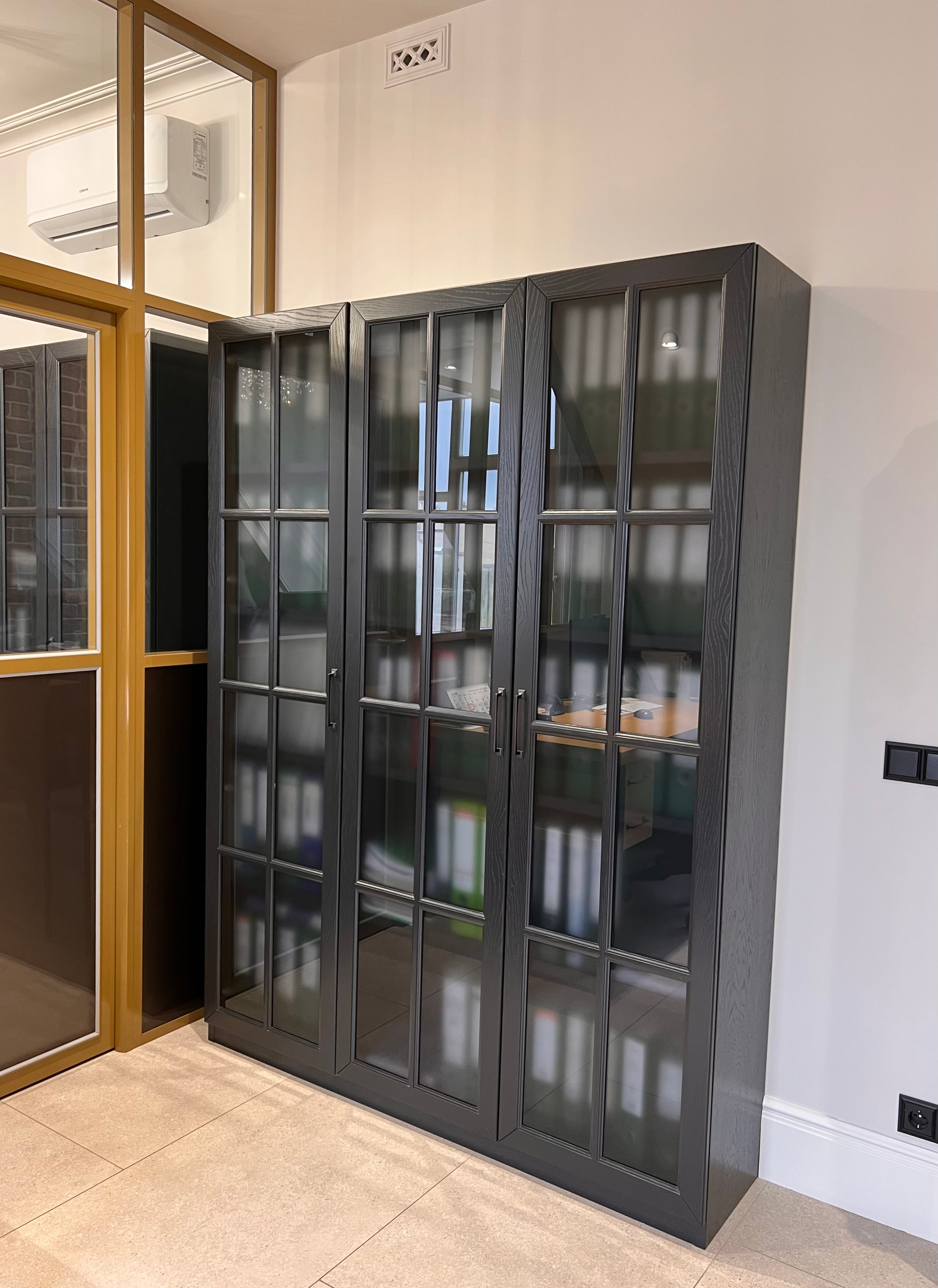 Меблировка офиса издательства Весь