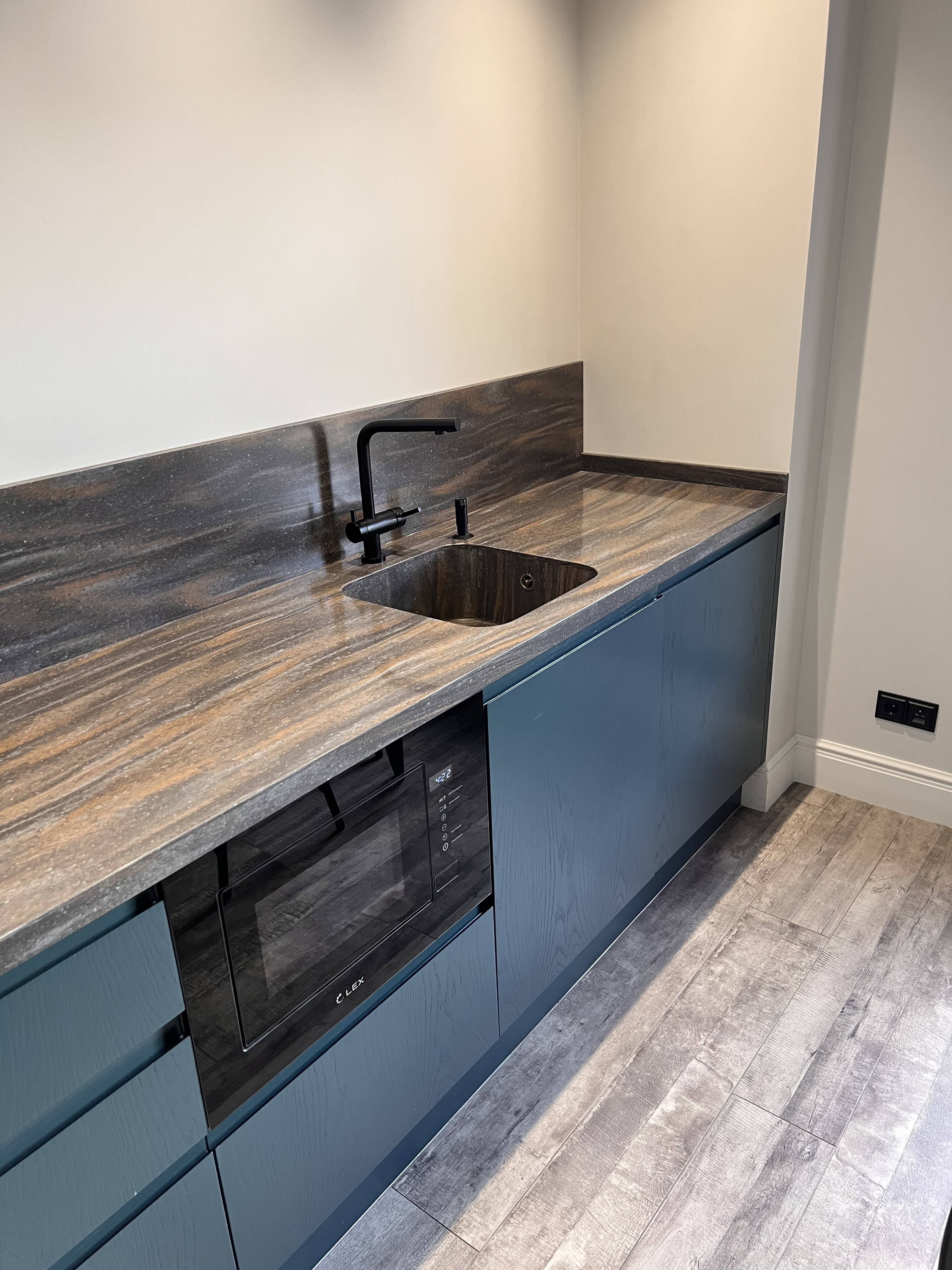 Меблировка офиса издательства Весь