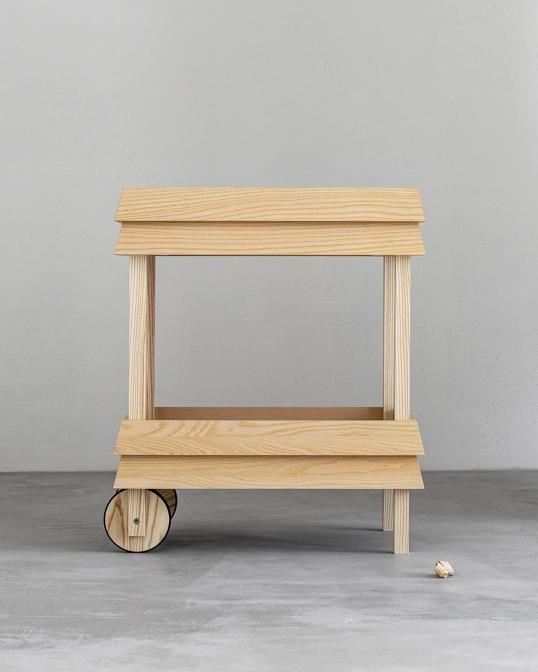 Обложка проекта: Барная тележка «Гелеполь» Третий предмет из коллекции Материалы - ясень, орех, фанера