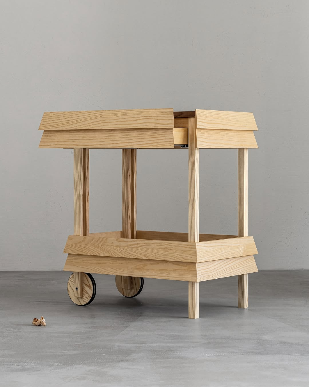 Барная тележка «Гелеполь» Третий предмет из коллекции Материалы - ясень, орех, фанера