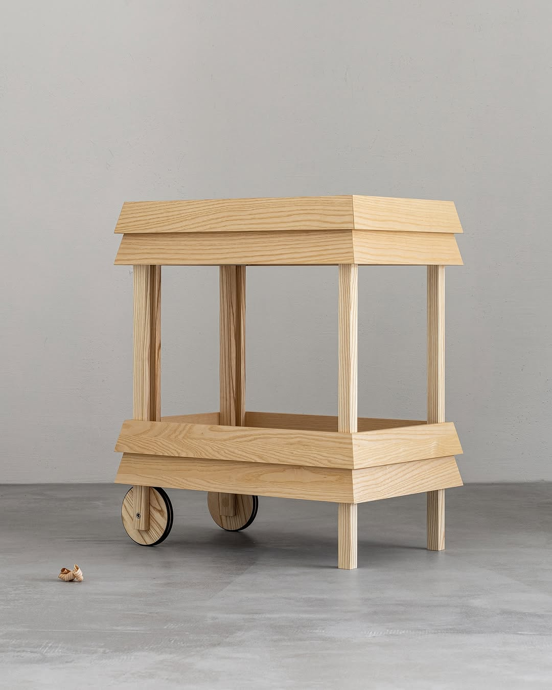 Барная тележка «Гелеполь» Третий предмет из коллекции Материалы - ясень, орех, фанера