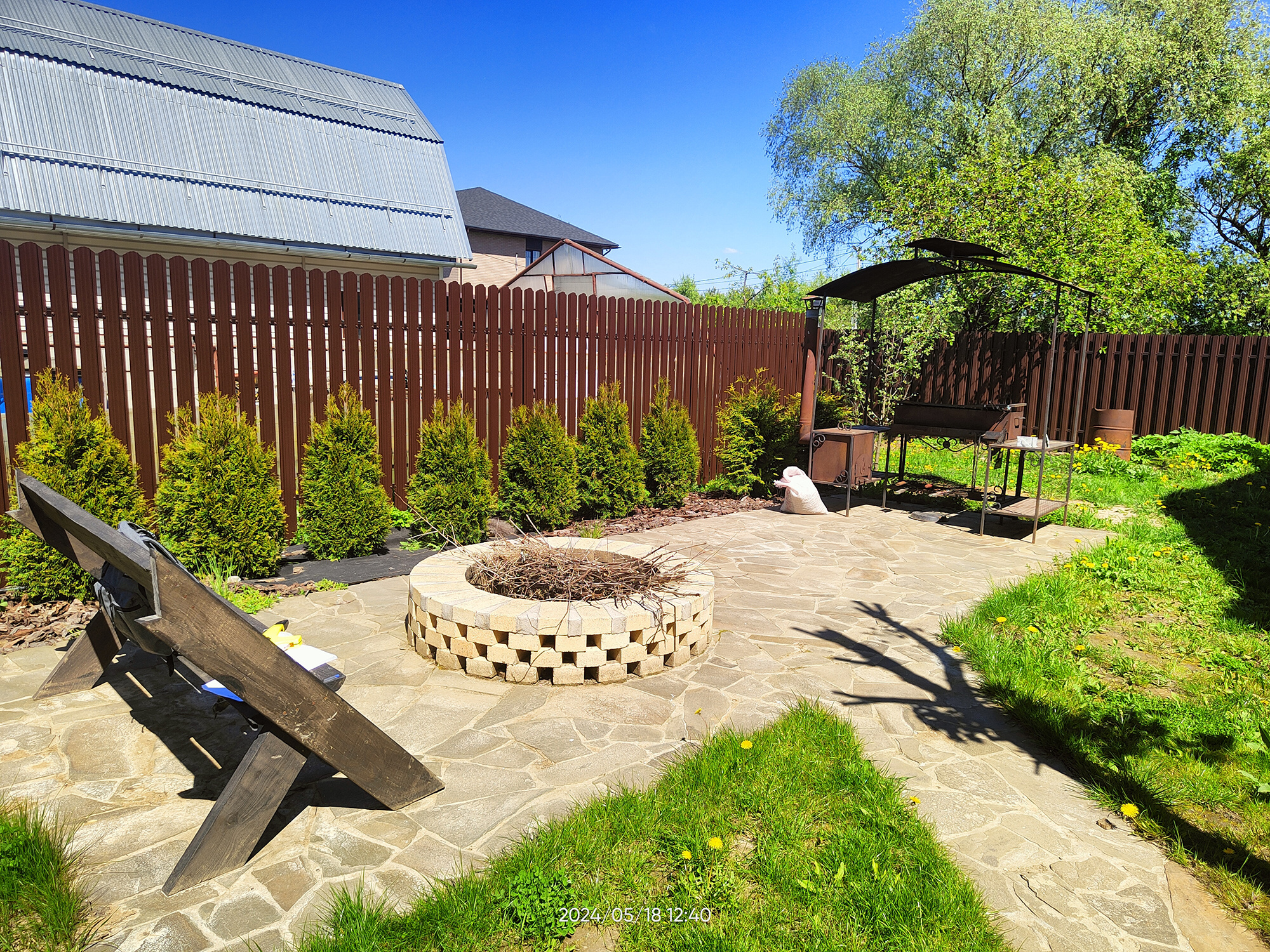 ПОД СЕНЬЮ КЛЁНОВ