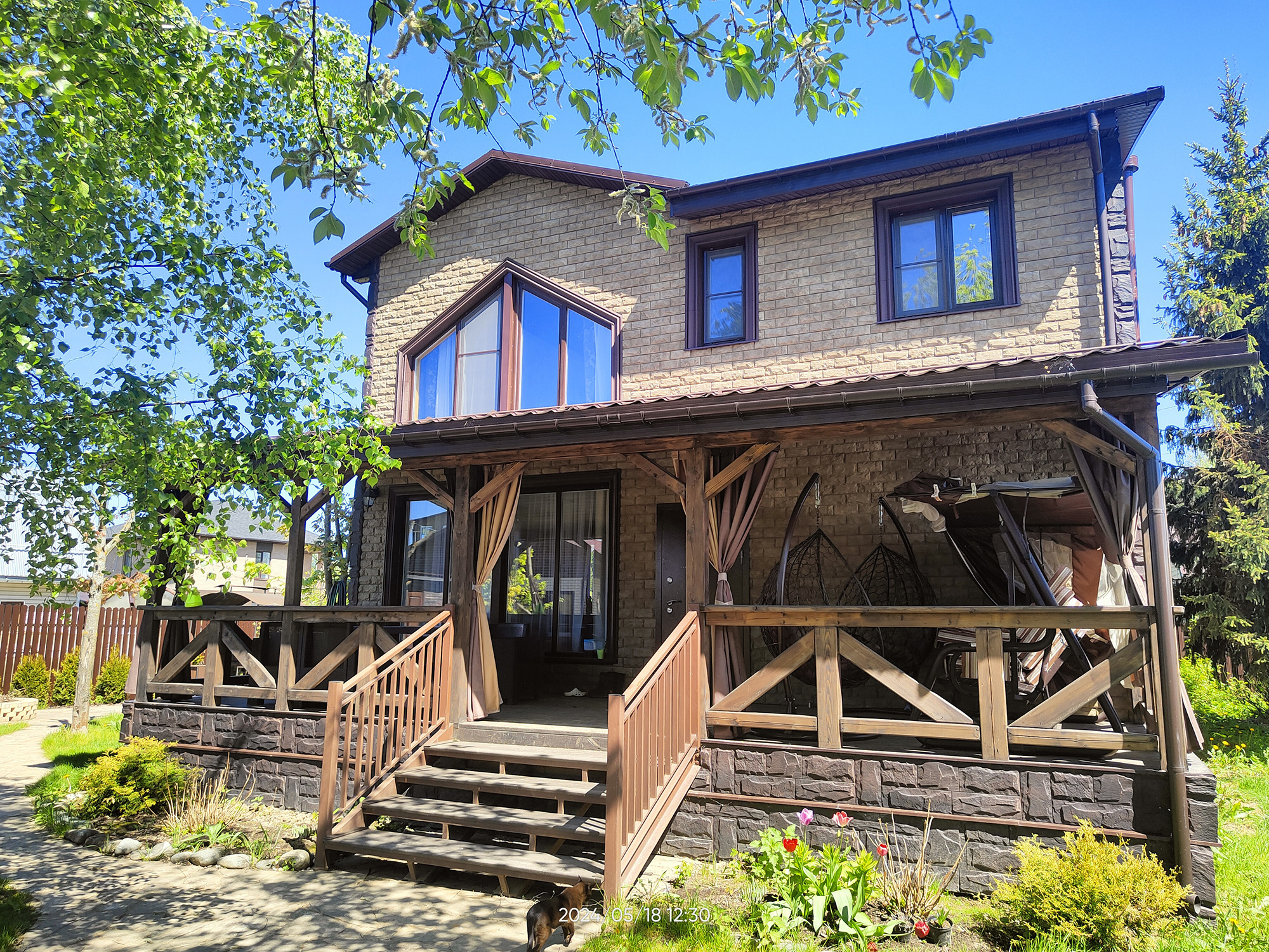 ПОД СЕНЬЮ КЛЁНОВ