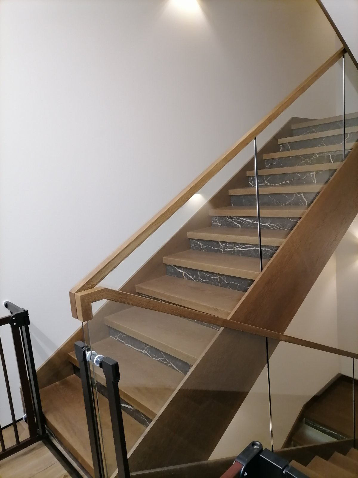 Лестница со стеклянным ограждением