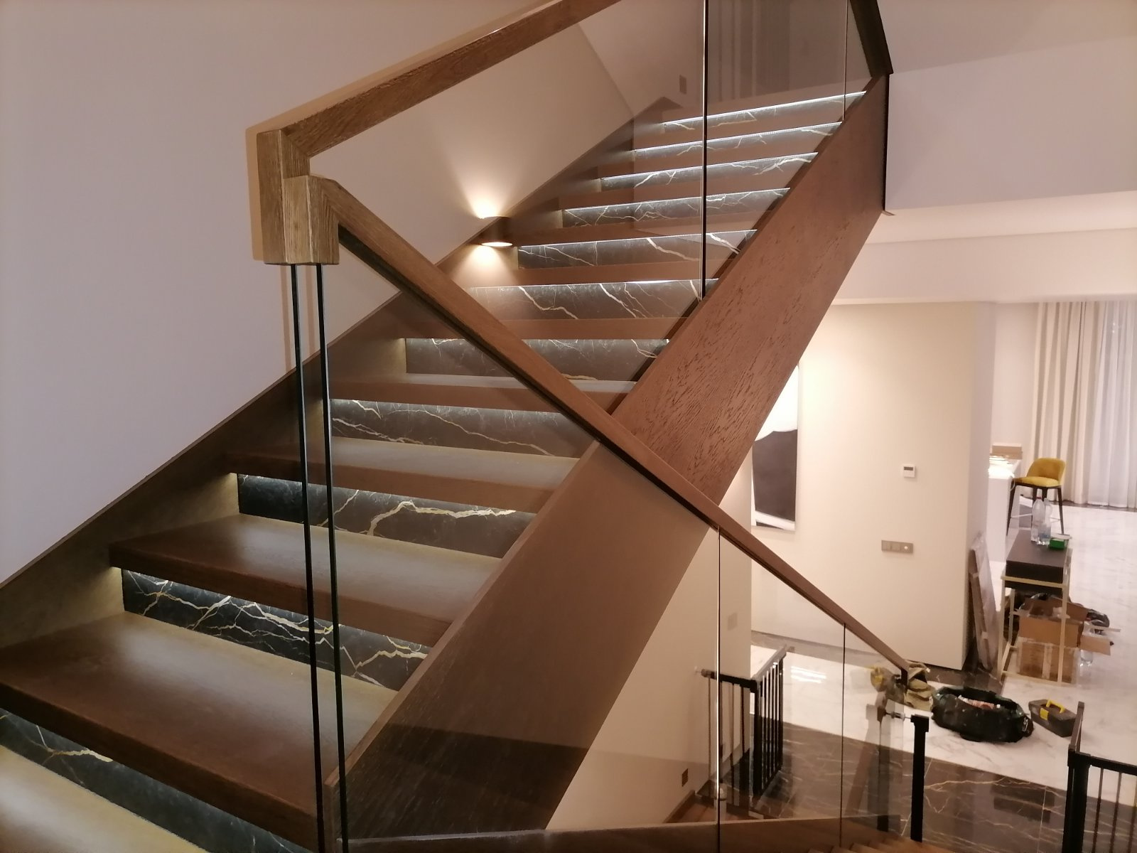 Лестница со стеклянным ограждением