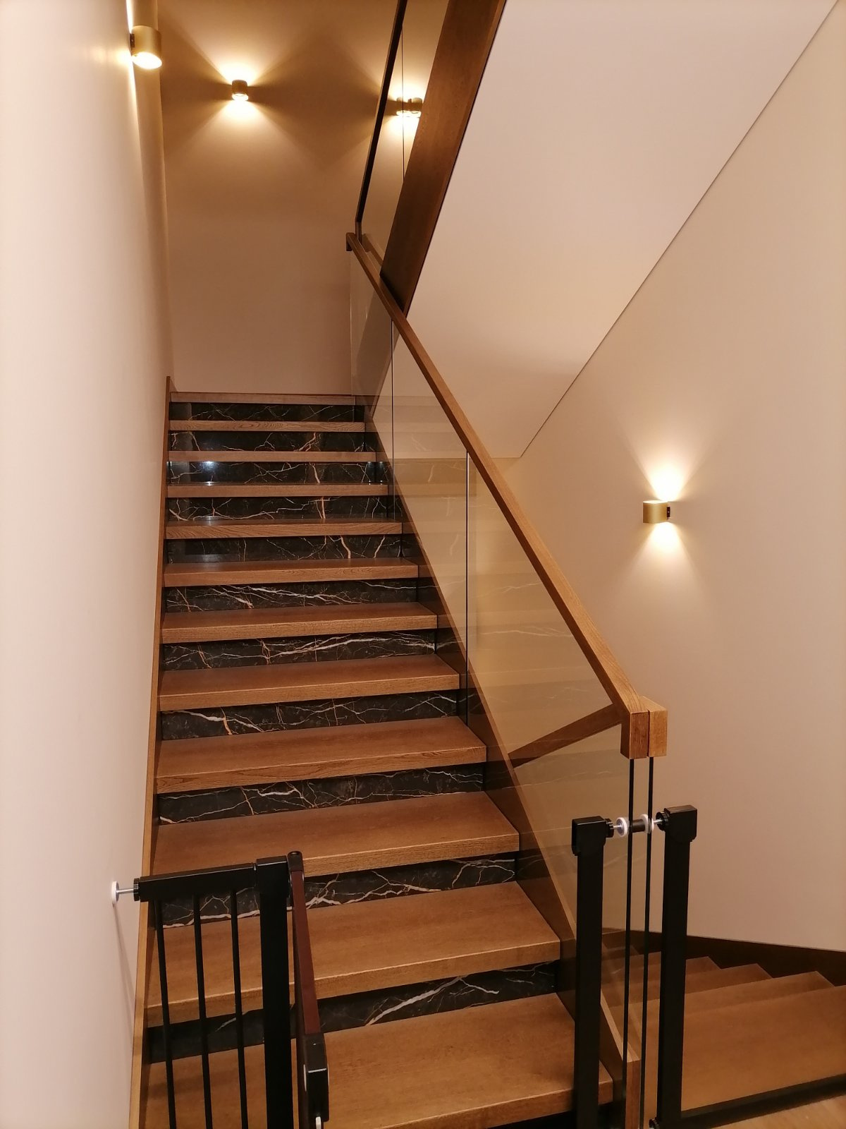 Лестница со стеклянным ограждением