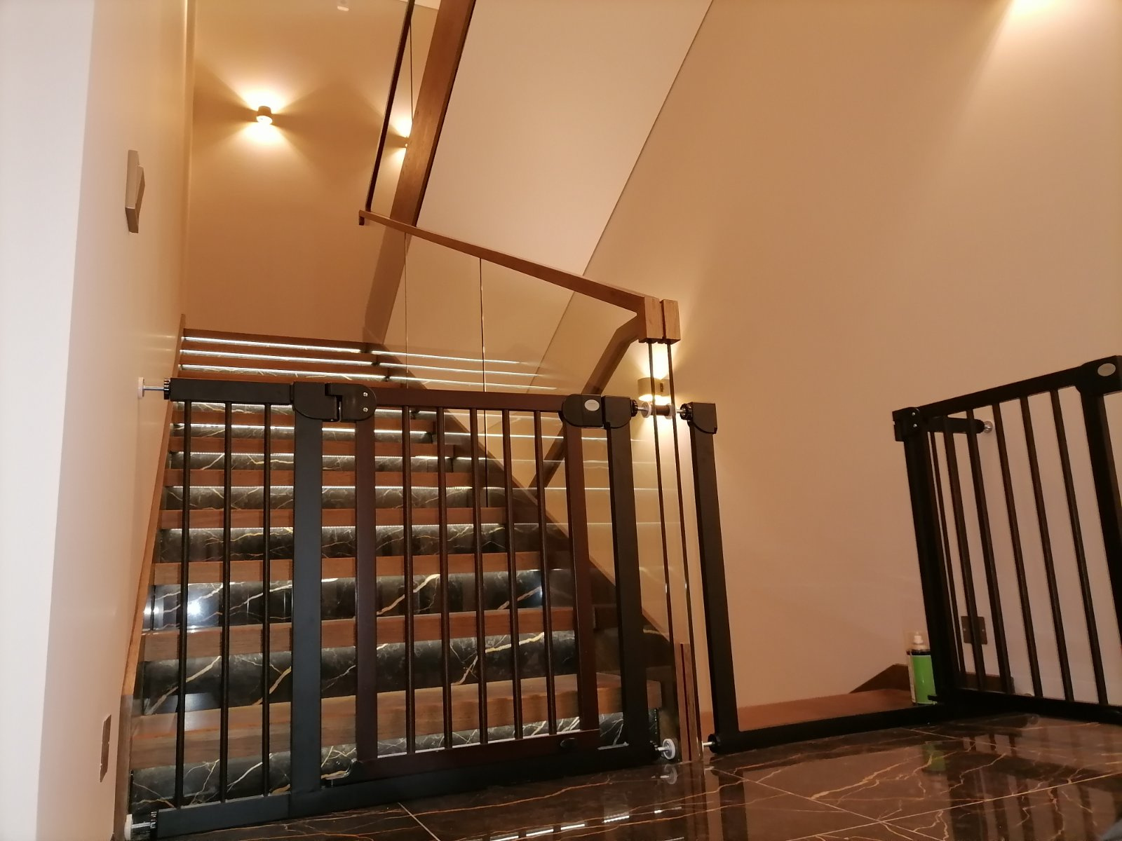 Лестница со стеклянным ограждением