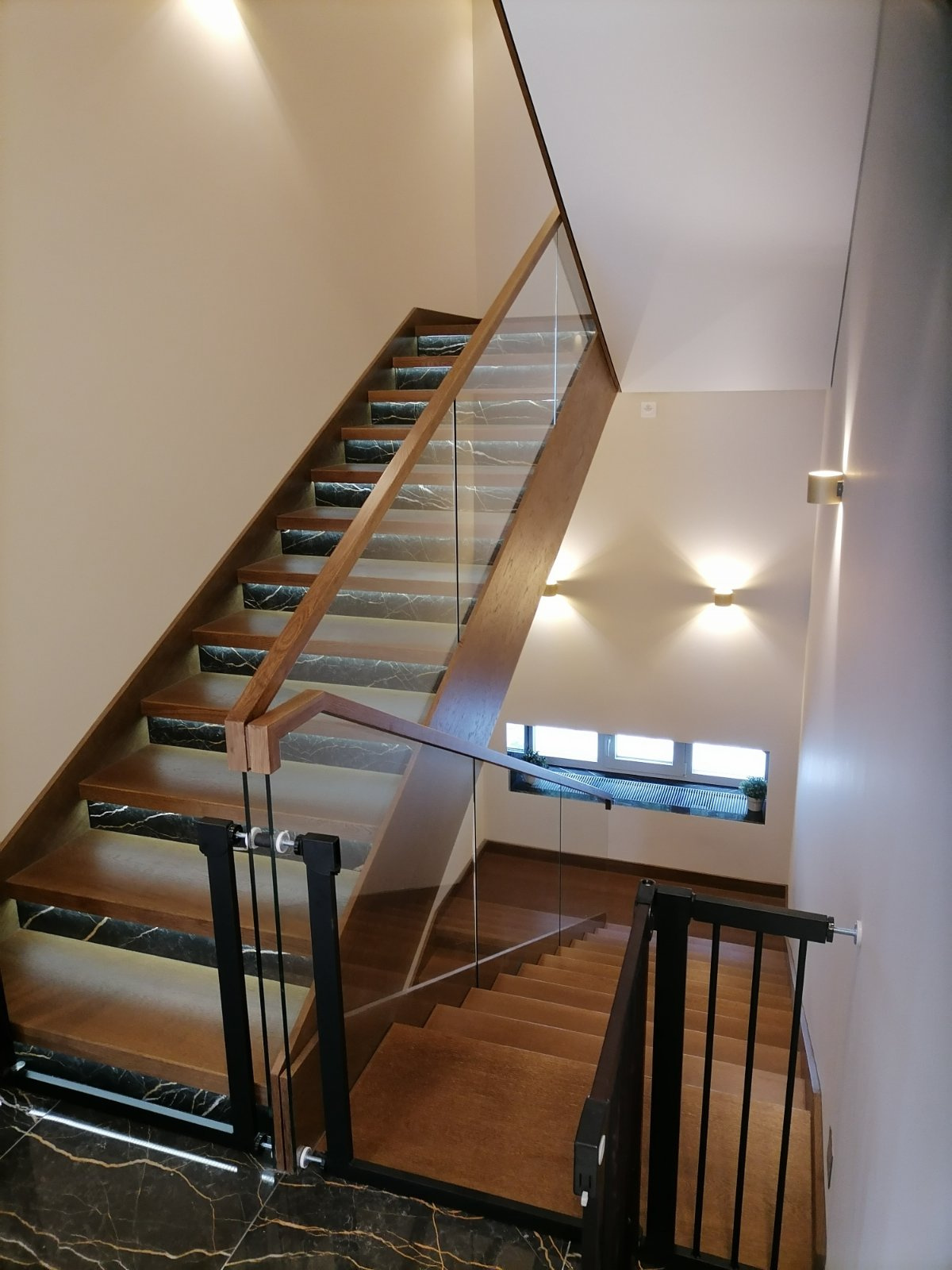 Лестница со стеклянным ограждением