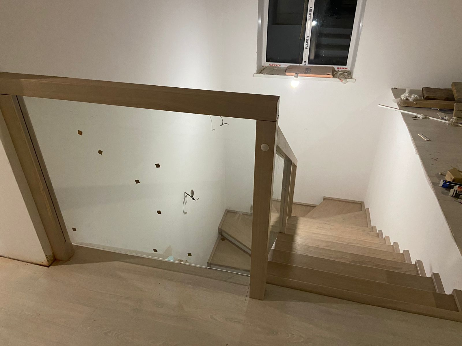 Обложка проекта: Деревянная лестница со стеклянным ограждением