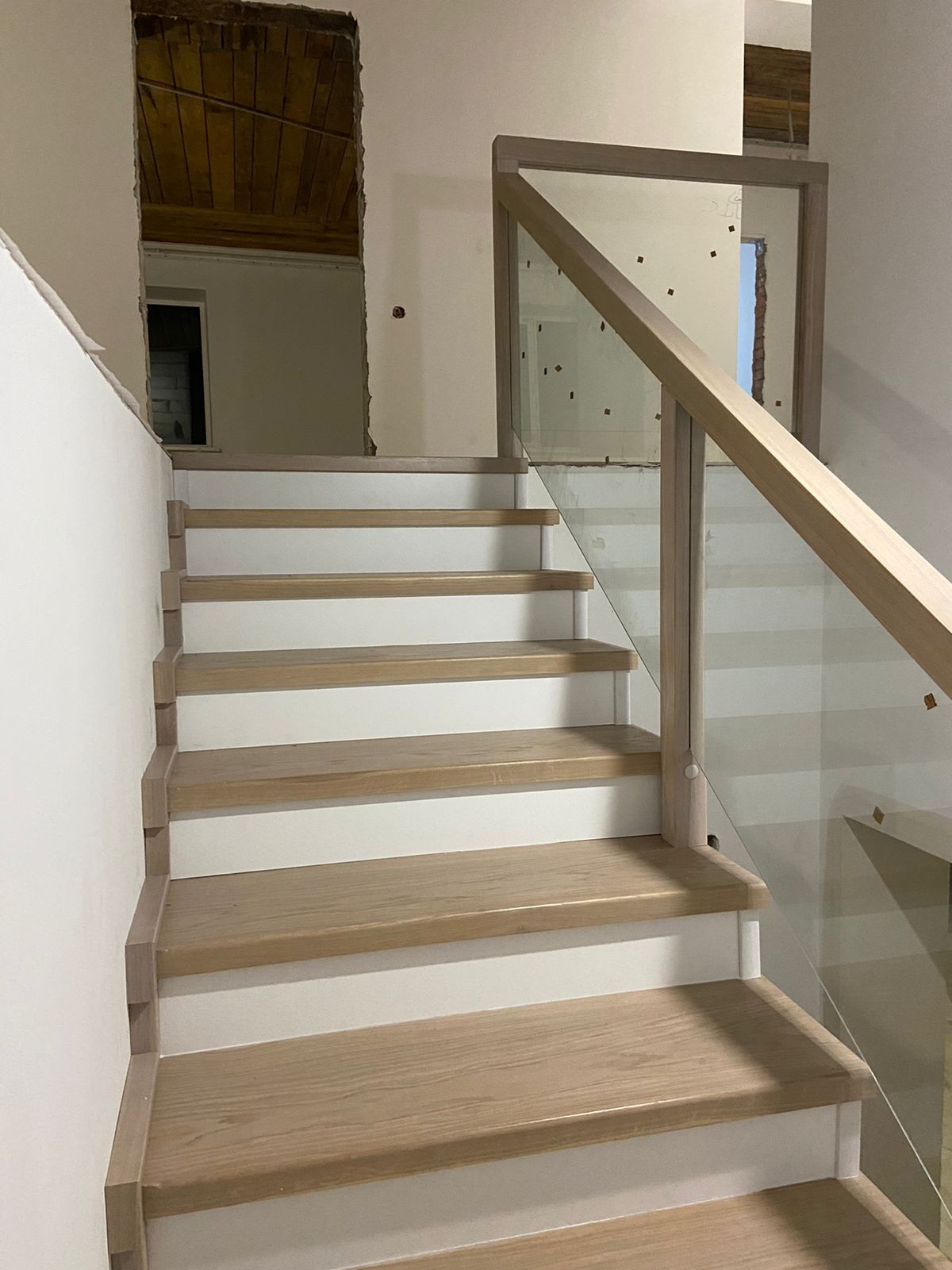 Деревянная лестница со стеклянным ограждением