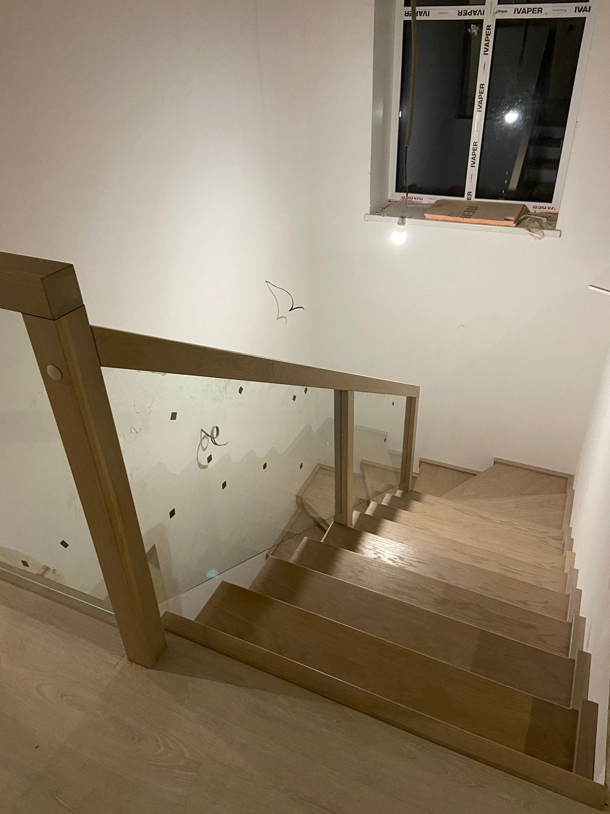 Деревянная лестница со стеклянным ограждением