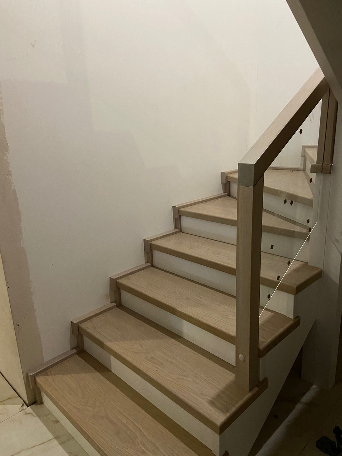 Деревянная лестница со стеклянным ограждением