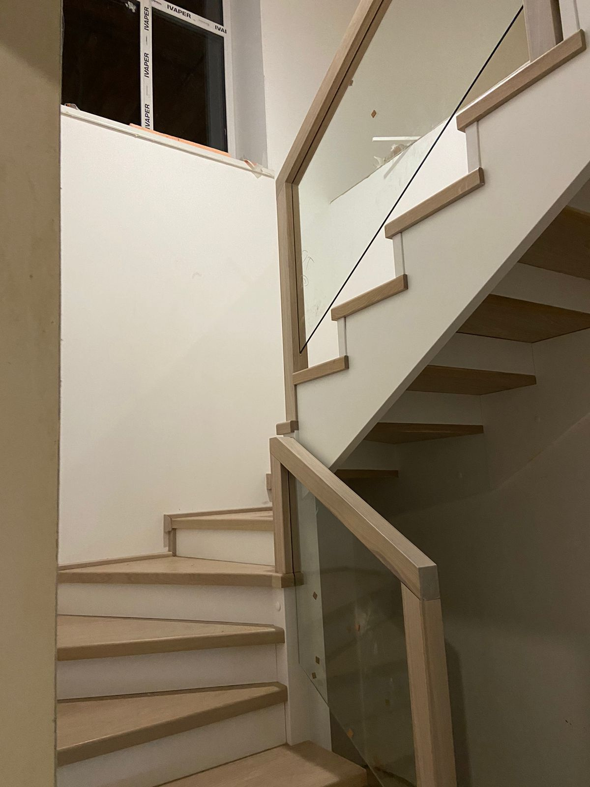 Деревянная лестница со стеклянным ограждением