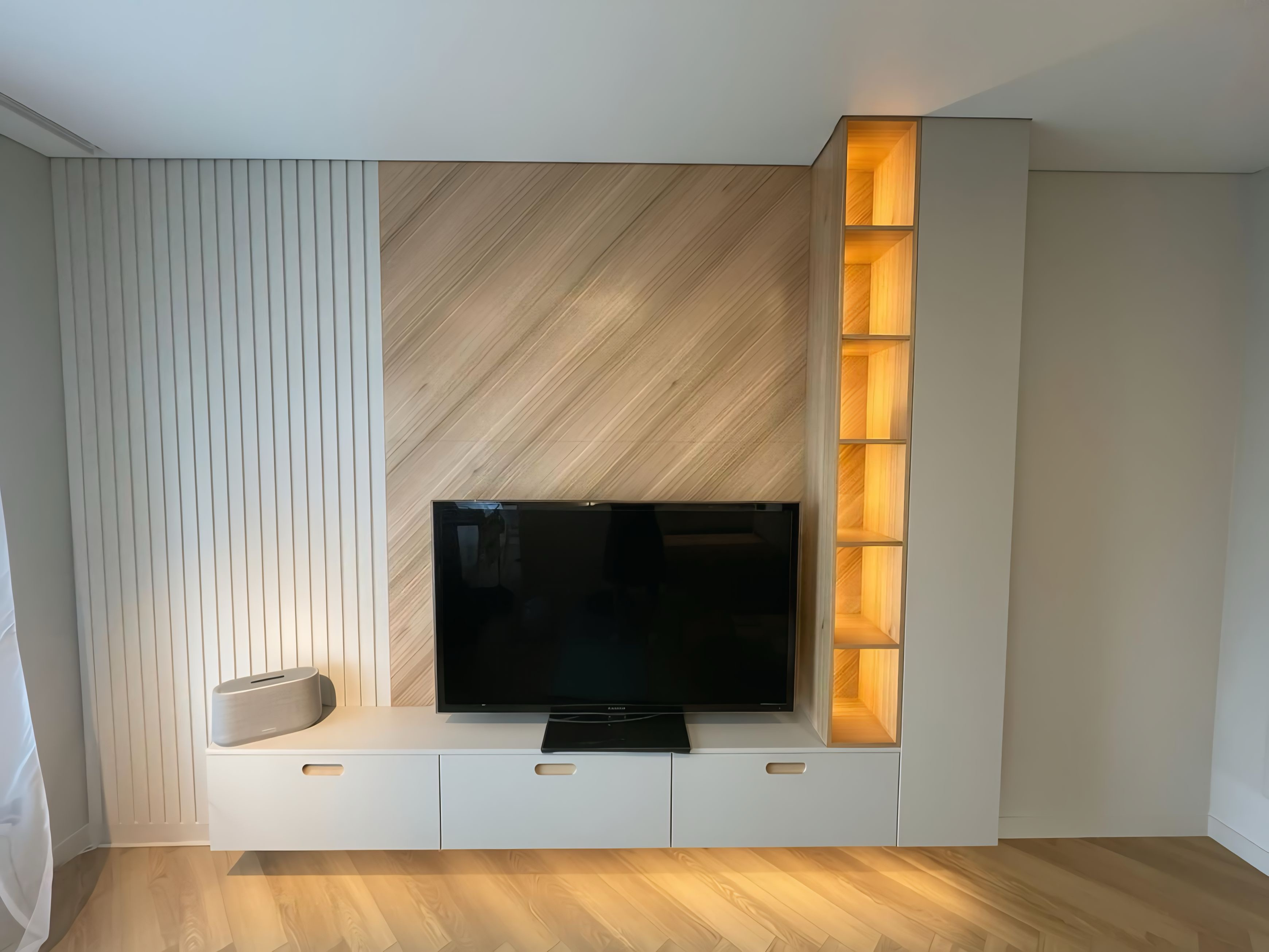 Обложка проекта: ТВ зона с использованием шпона эвкалипта