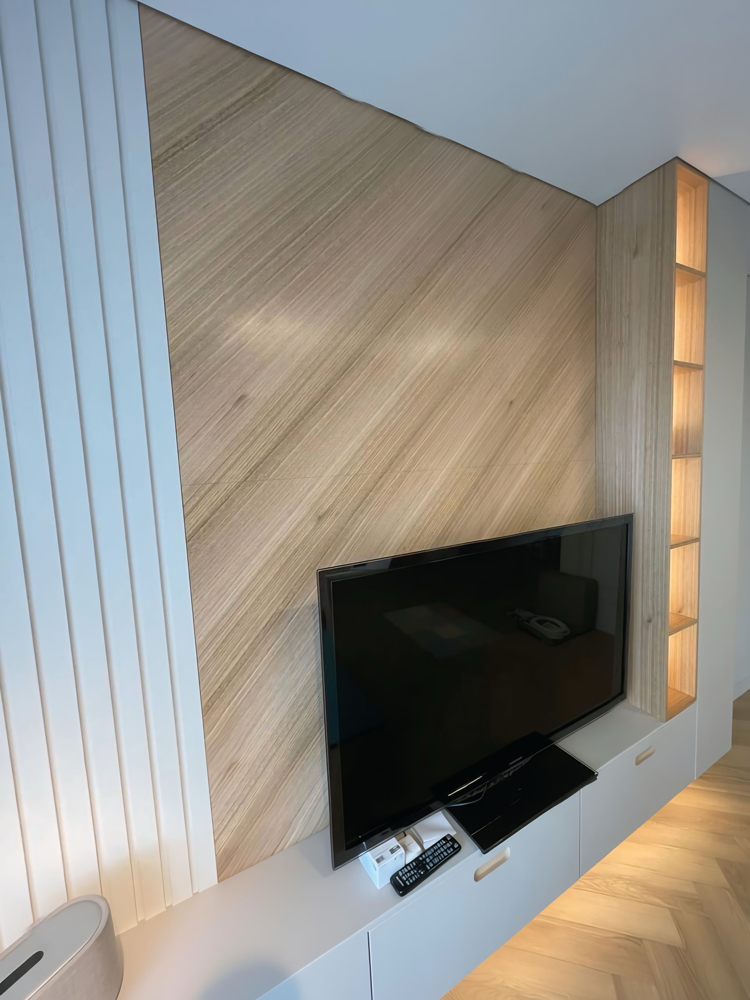 ТВ зона с использованием шпона эвкалипта