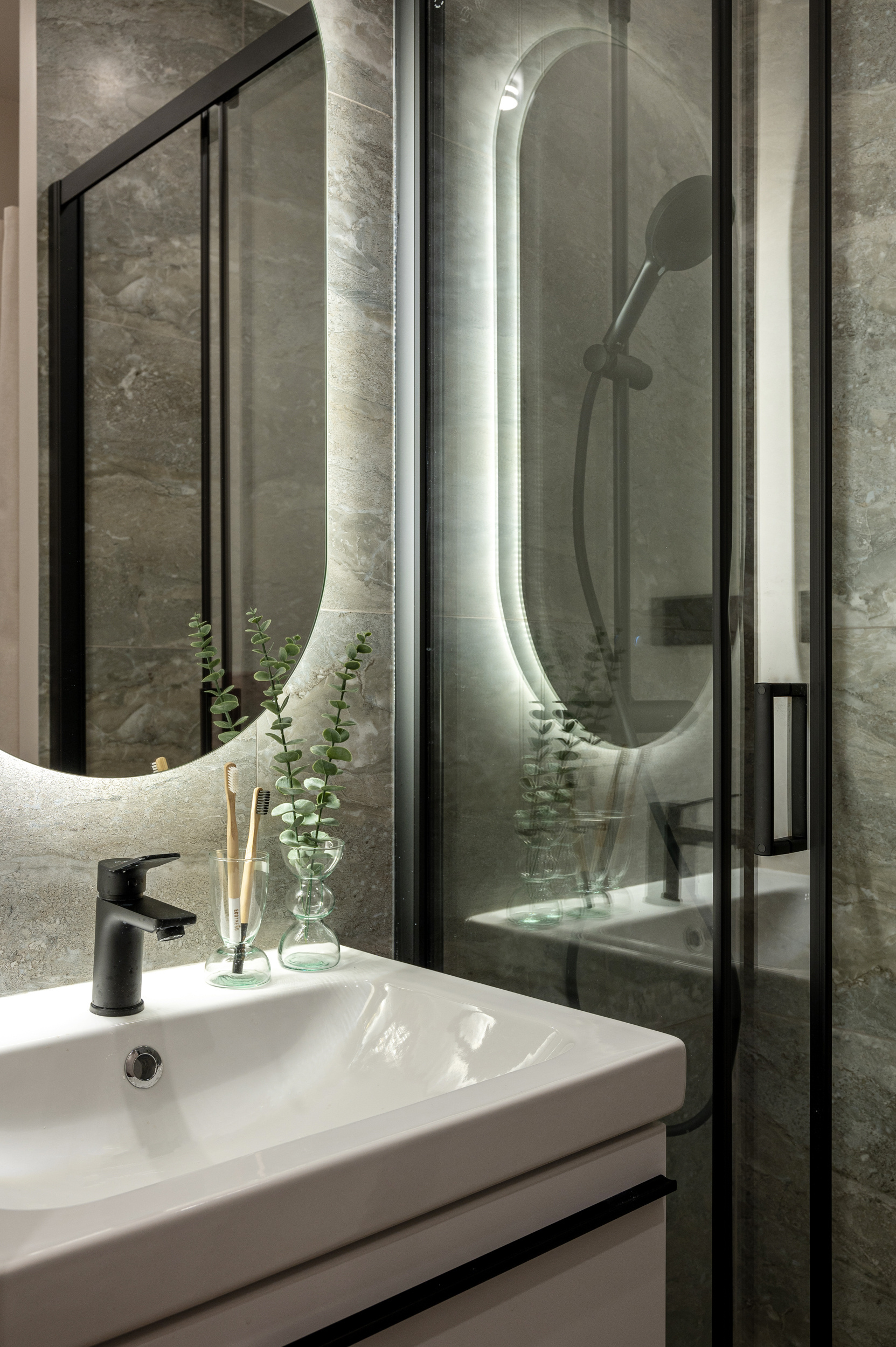 Однушка на продажу с яркими акцентами