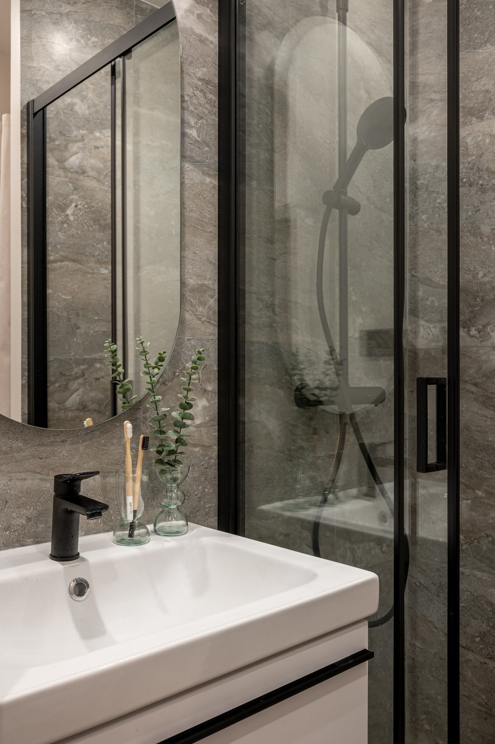 Однушка на продажу с яркими акцентами