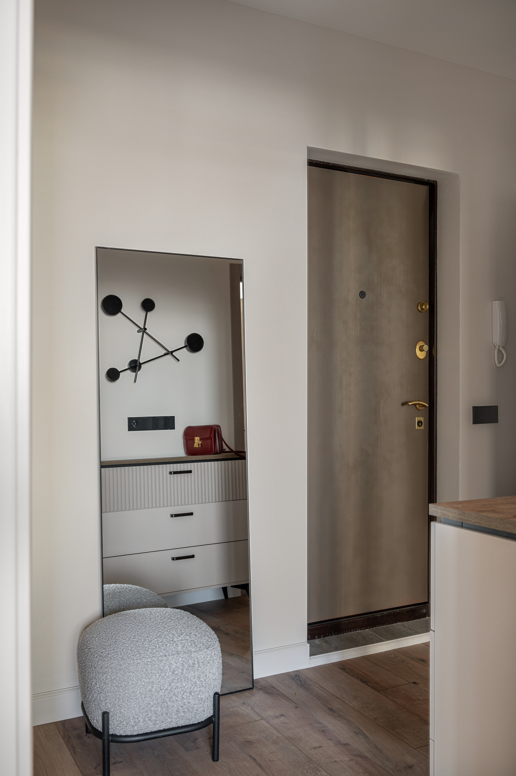 Однушка на продажу с яркими акцентами