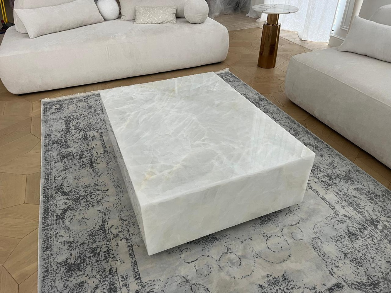 Кофейный столик из оникса Bianco · 1200 × 900 мм