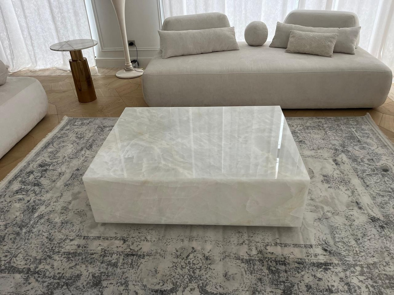 Кофейный столик из оникса Bianco · 1200 × 900 мм