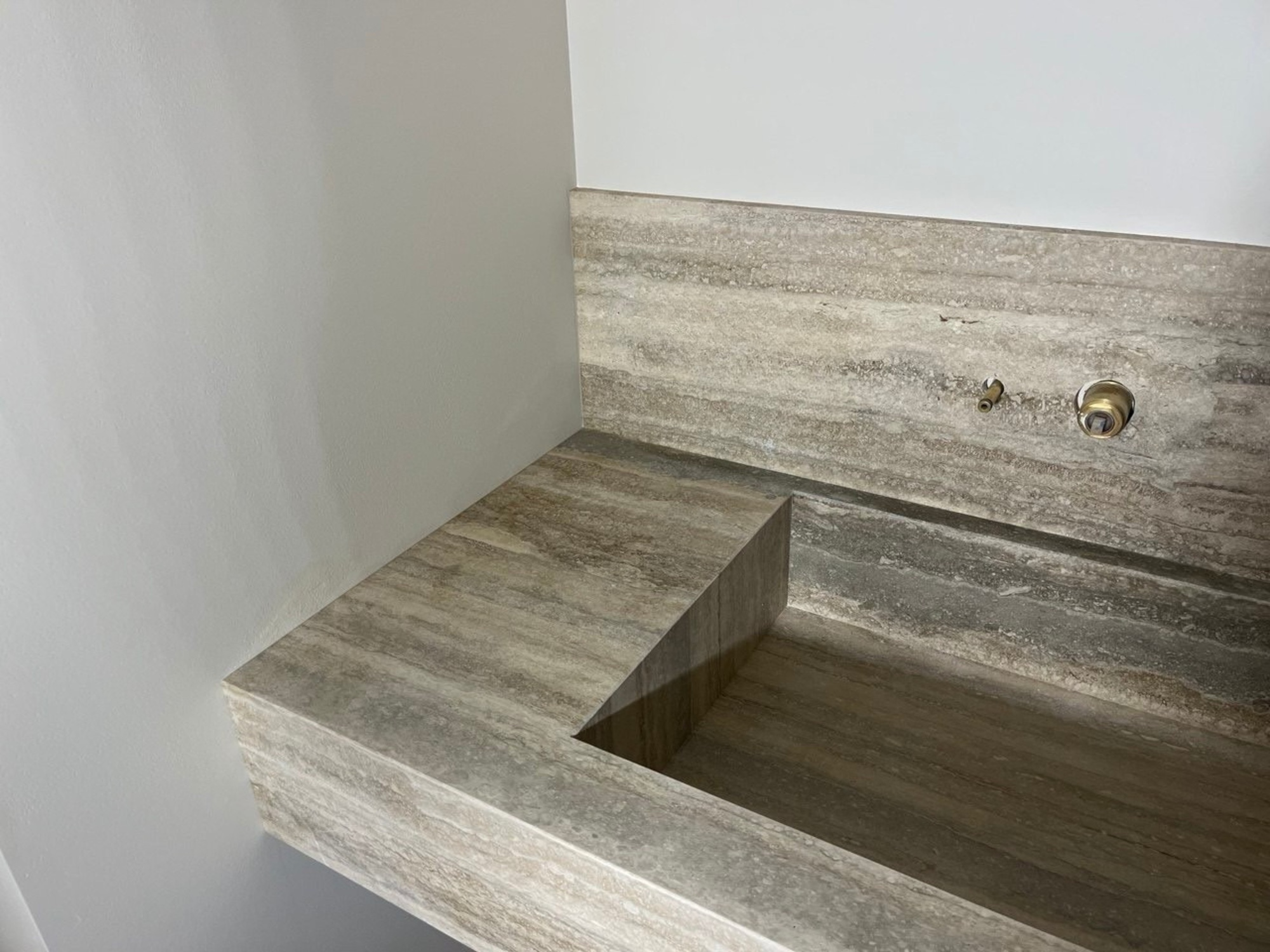 Столешница из травертина Silver Romano с интегрированными раковинами