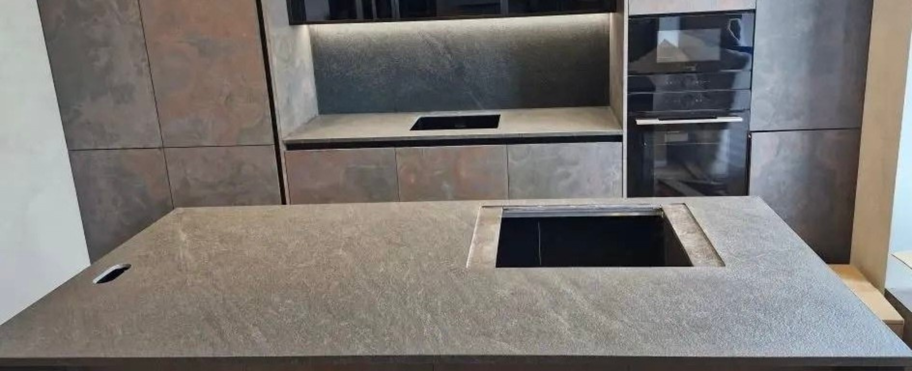 Столешница и фартук из керамики Laminam на кухню