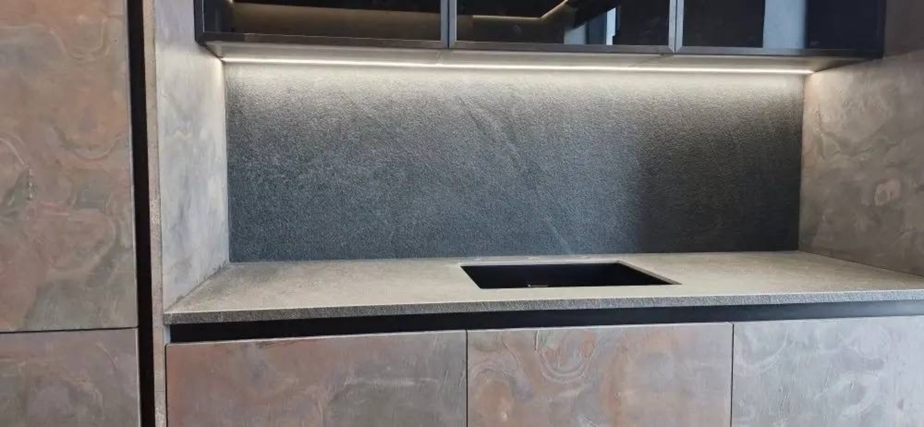 Столешница и фартук из керамики Laminam на кухню
