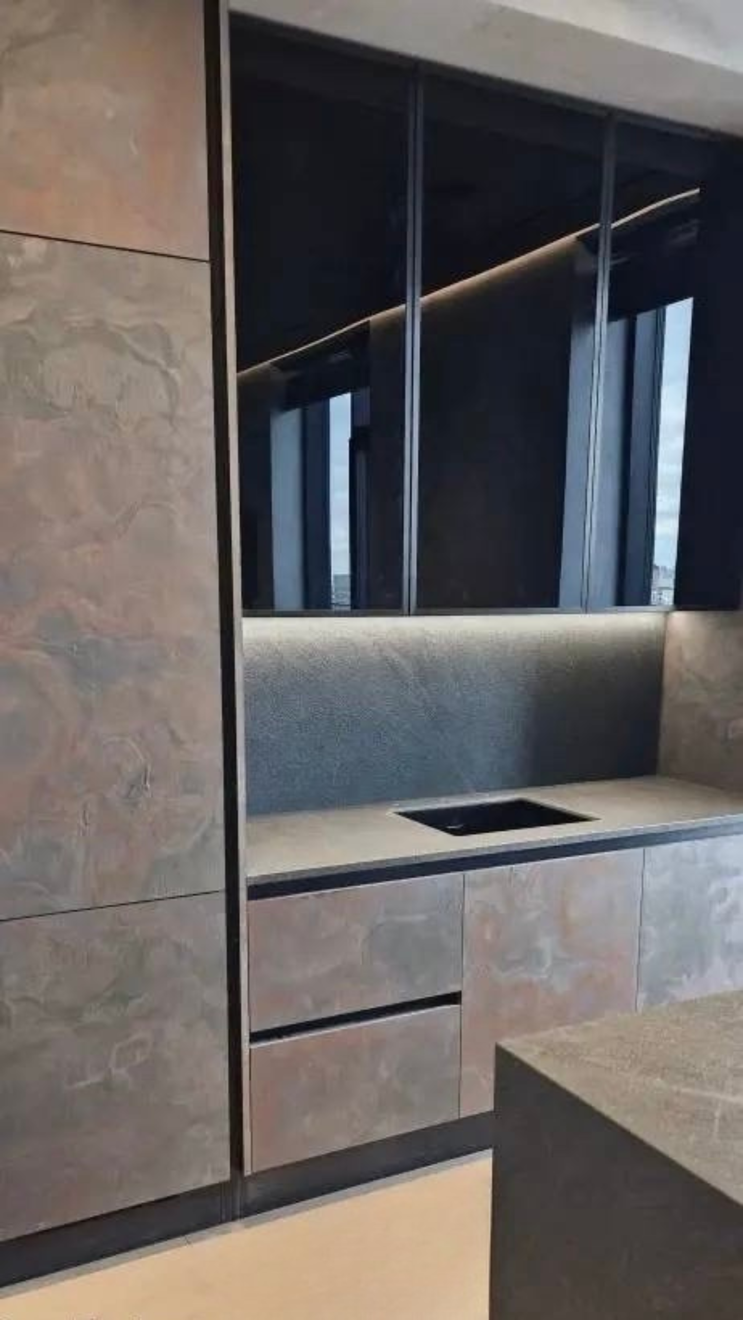 Столешница и фартук из керамики Laminam на кухню