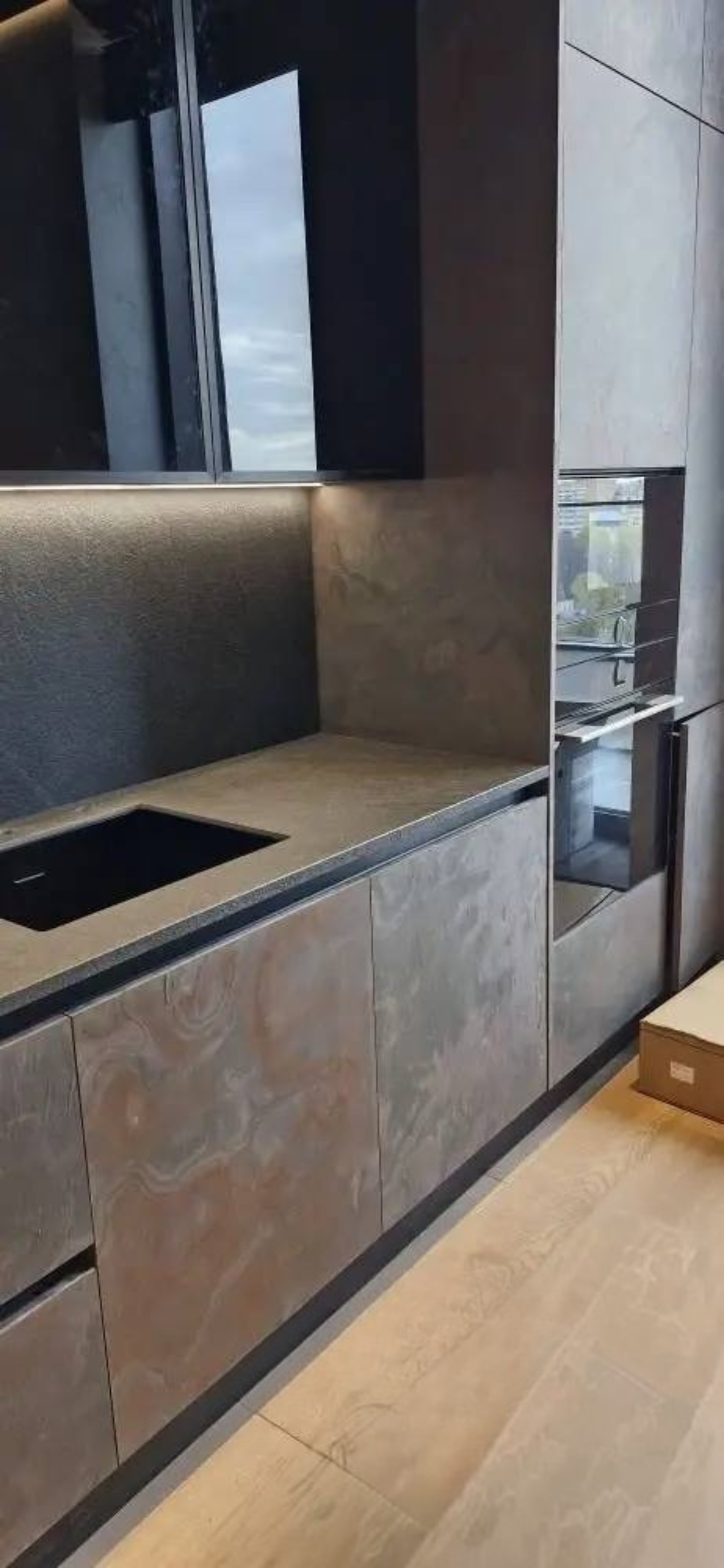 Столешница и фартук из керамики Laminam на кухню