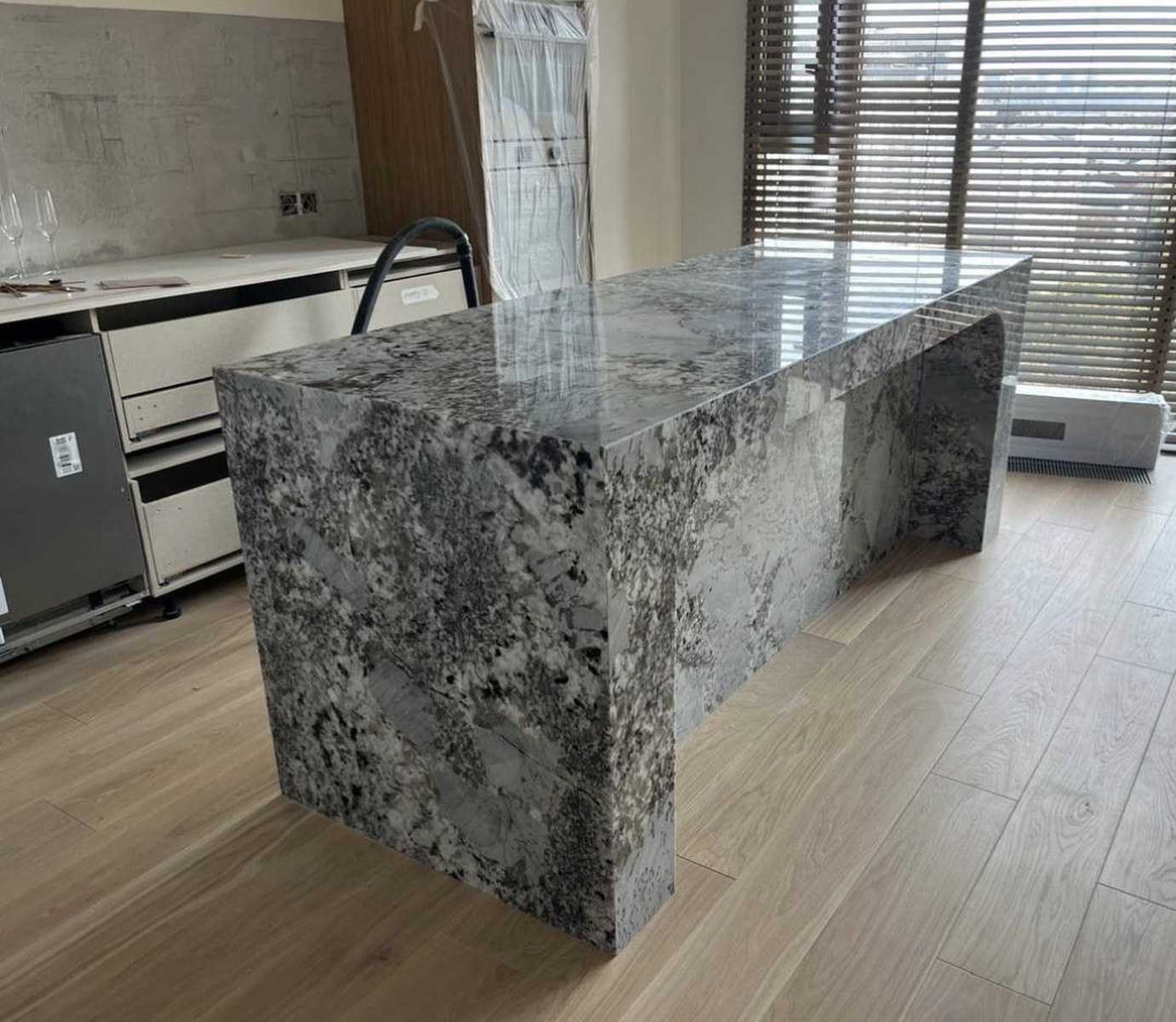 Кухонный остров из натурального гранита Glacier White · с водопадом