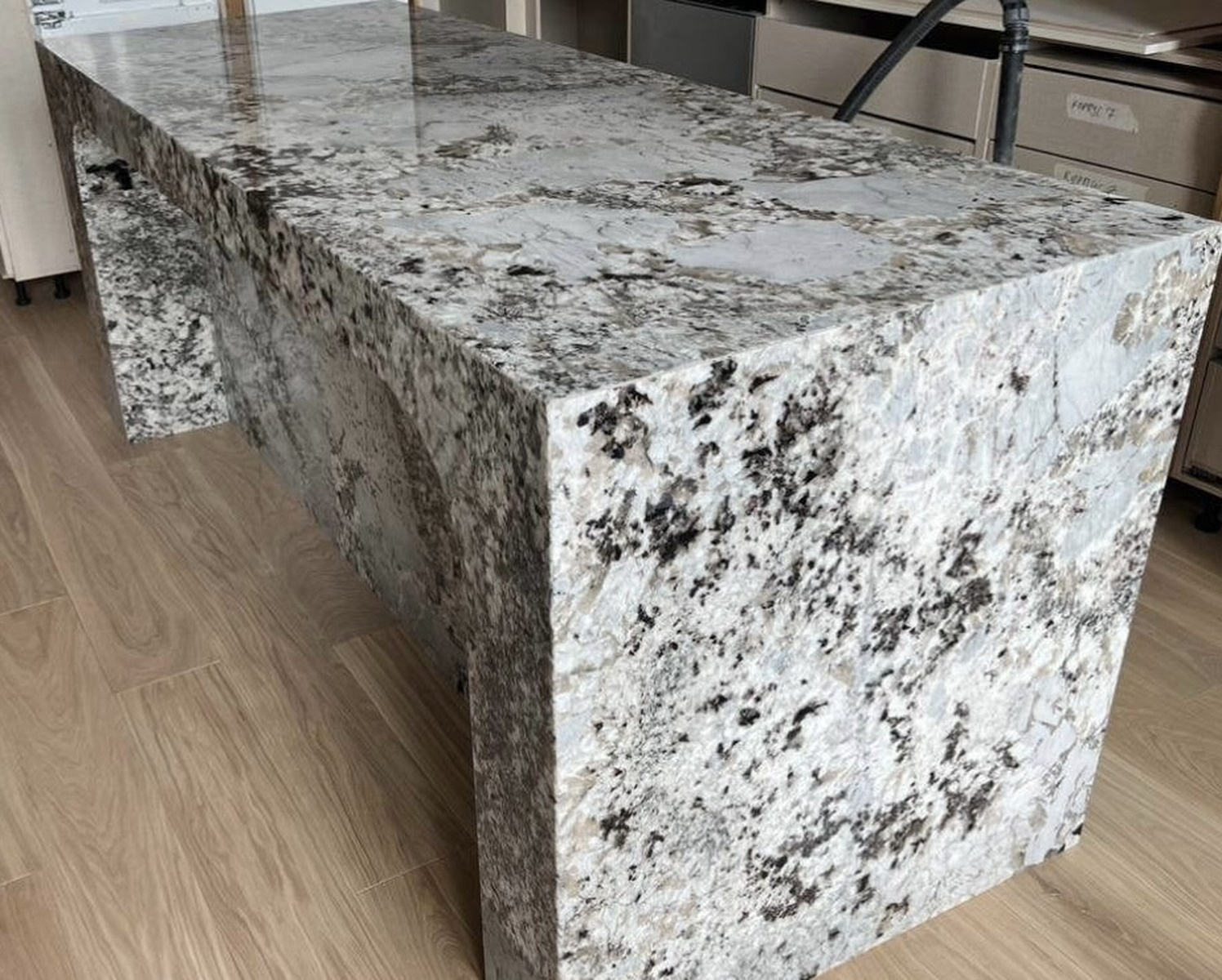 Кухонный остров из натурального гранита Glacier White · с водопадом