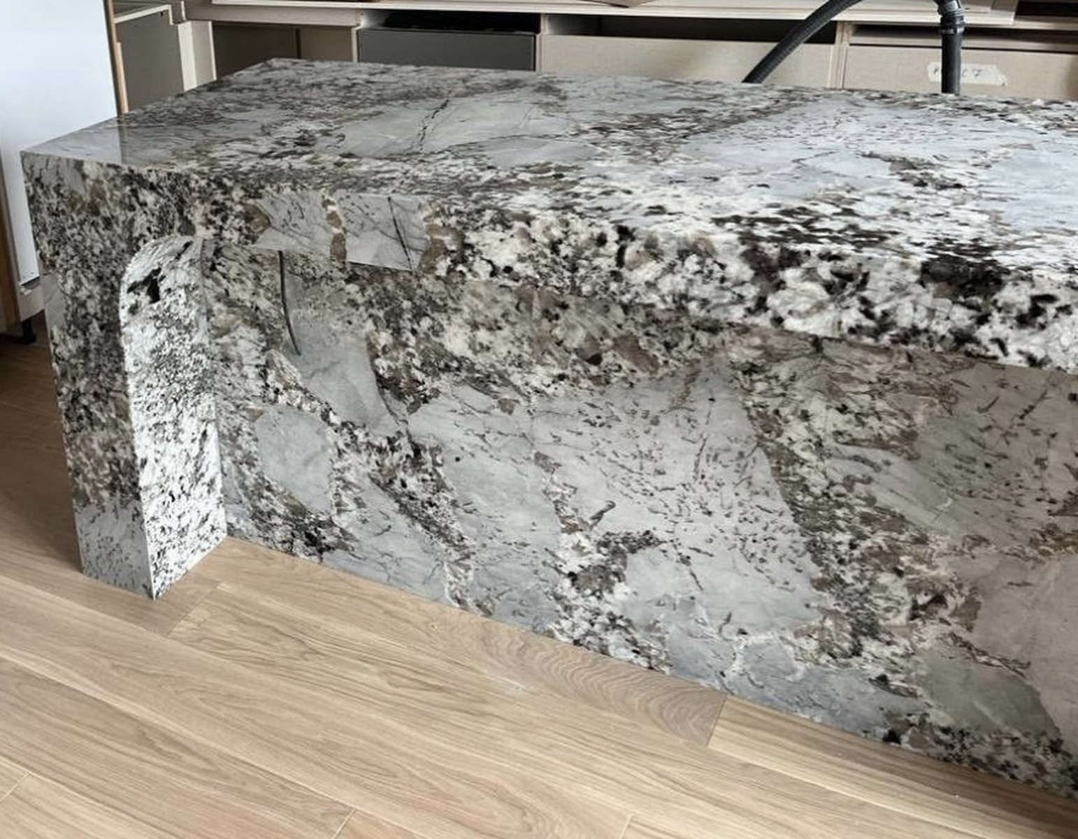 Кухонный остров из натурального гранита Glacier White · с водопадом