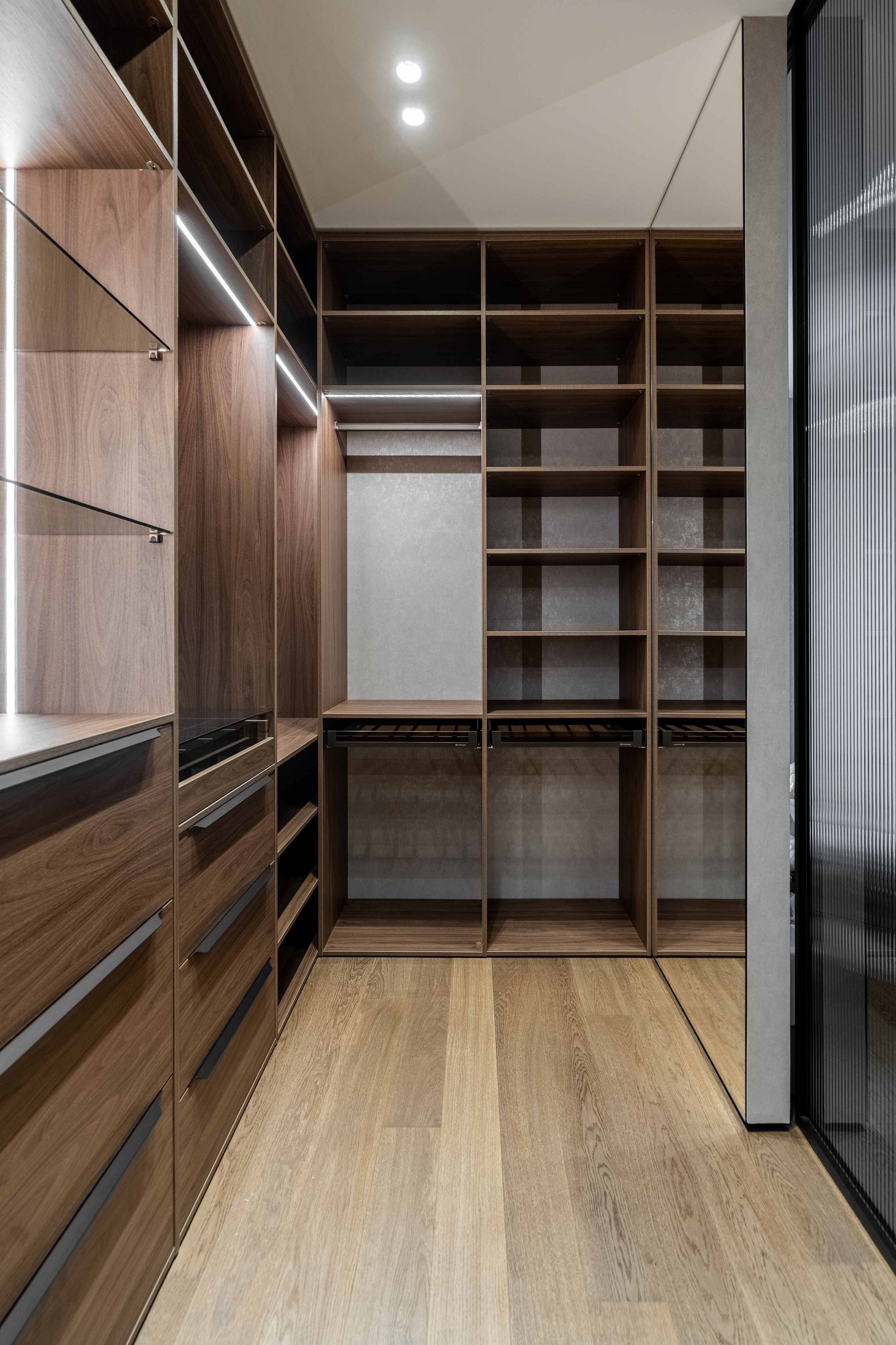 П-образная гардеробная