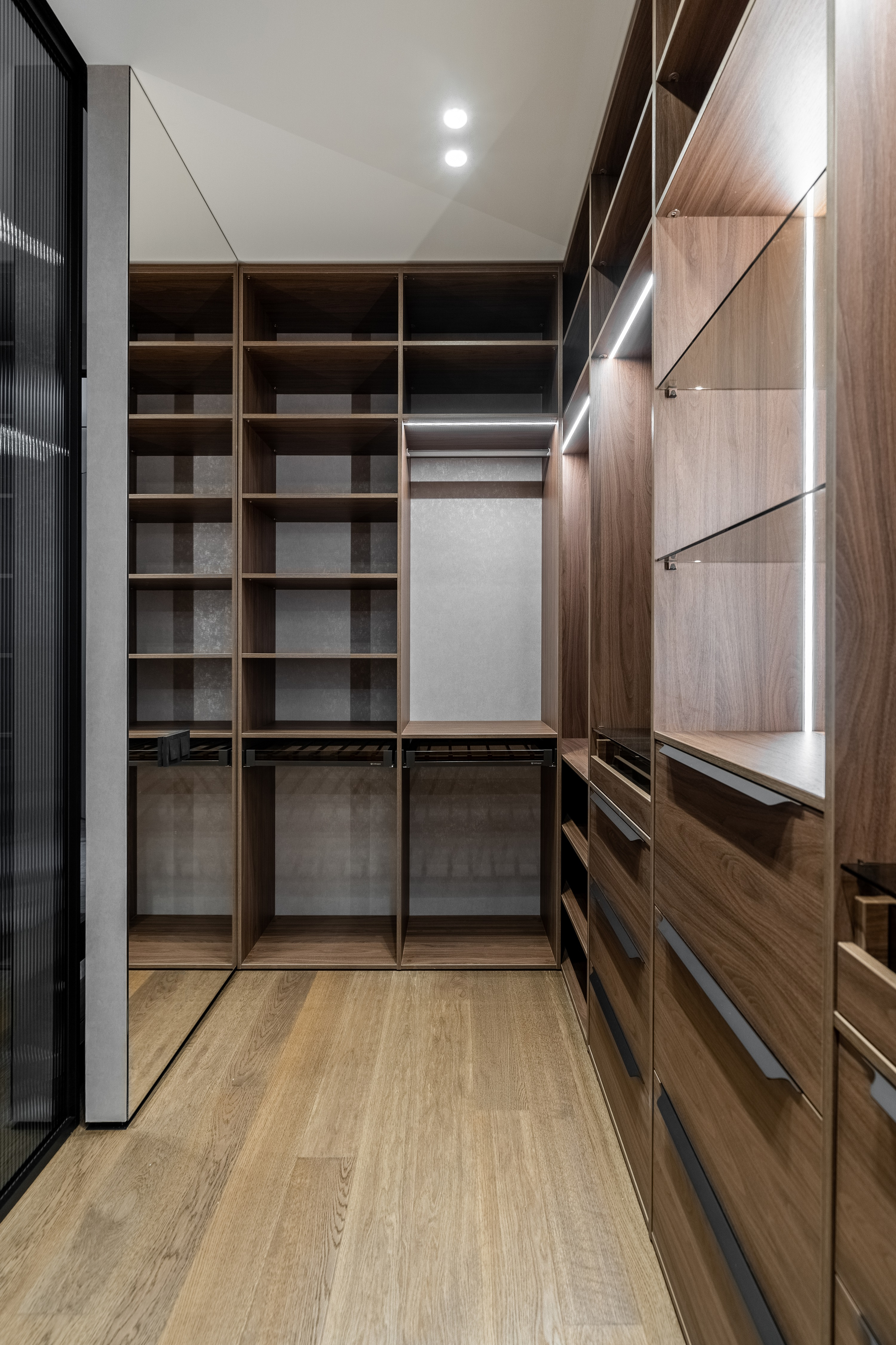 П-образная гардеробная