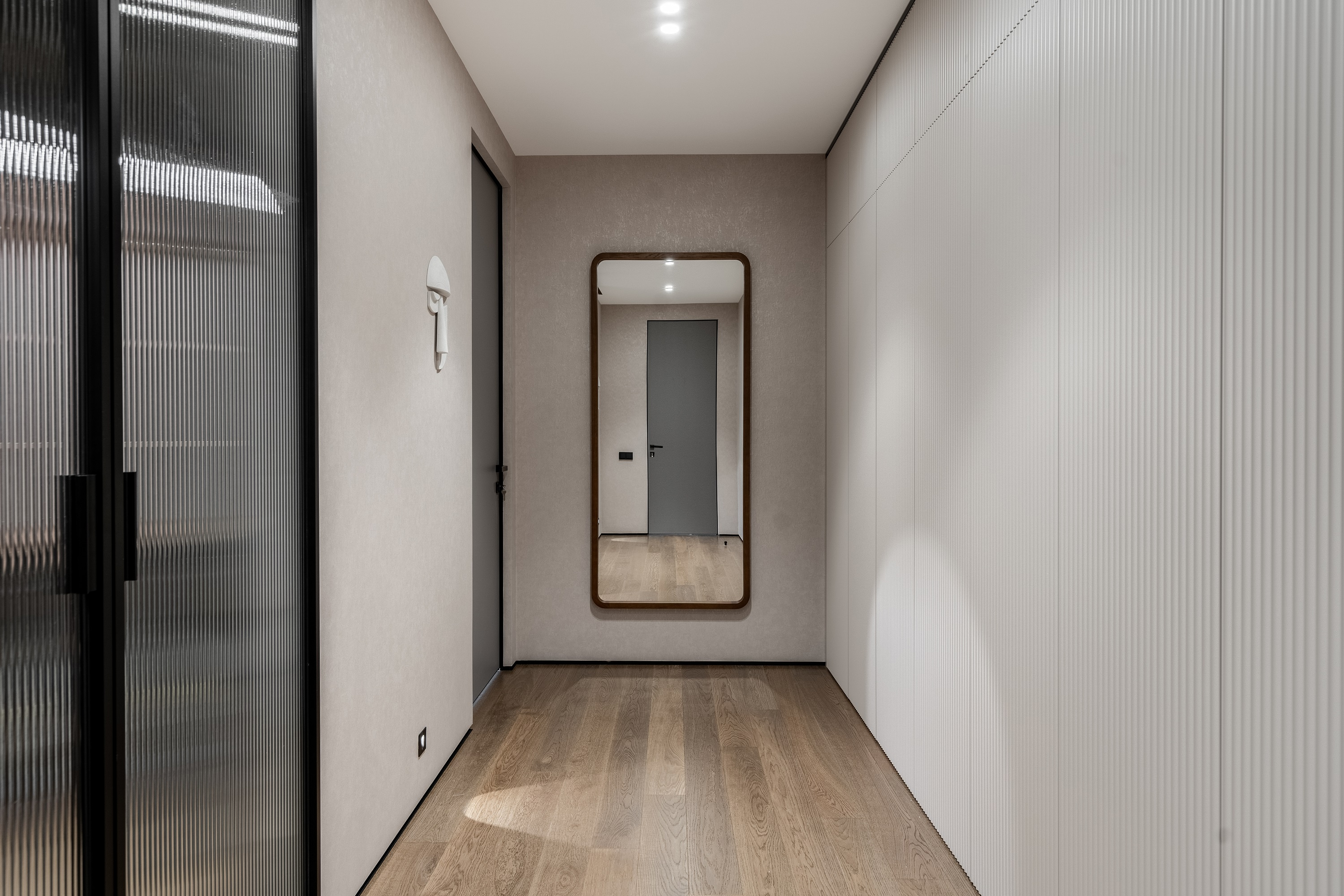 Обложка проекта: Встроенный шкаф с фрезерованным фасадом