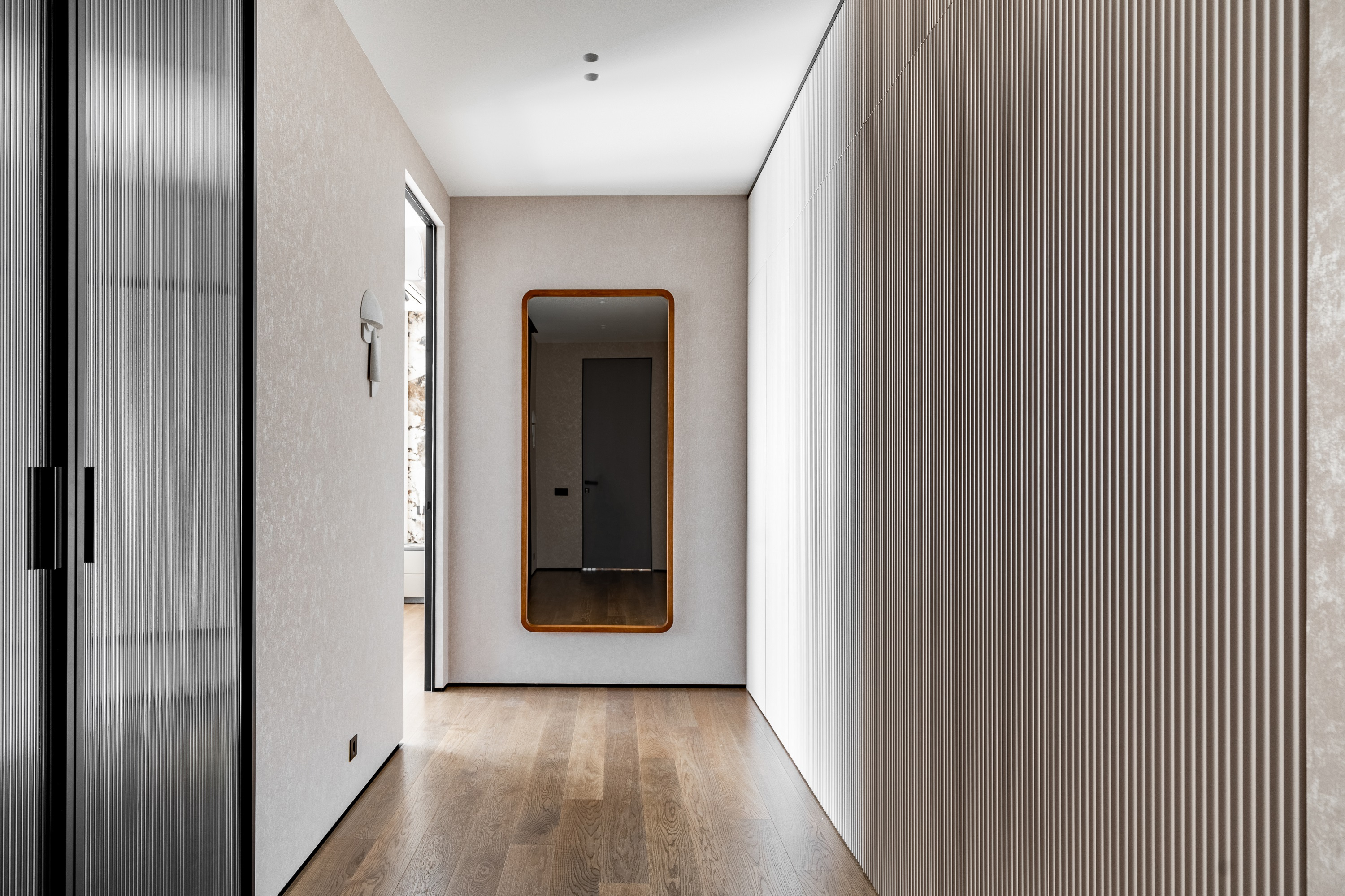 Встроенный шкаф с фрезерованным фасадом