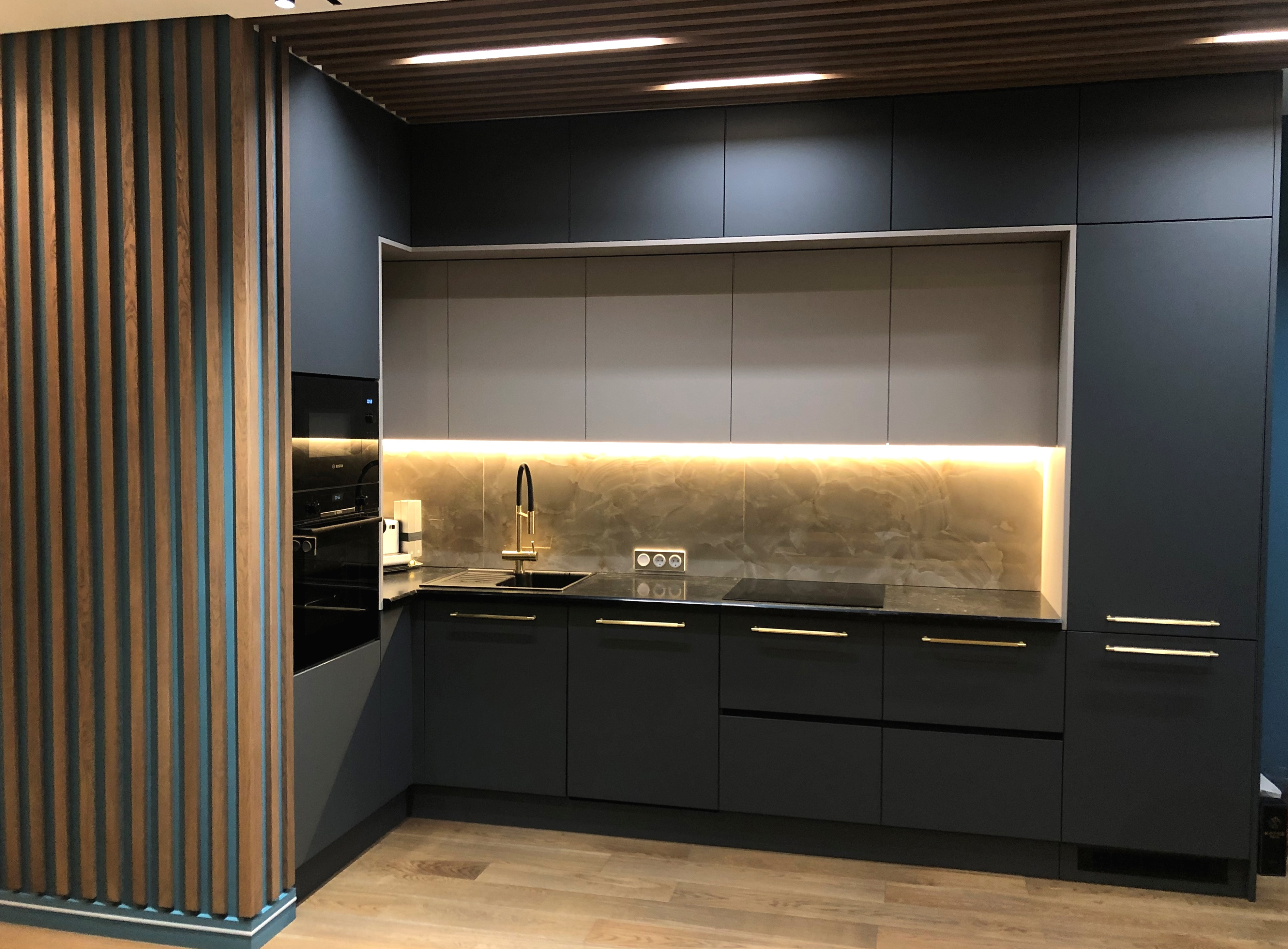 Обложка проекта: Угловой кухонный гарнитур