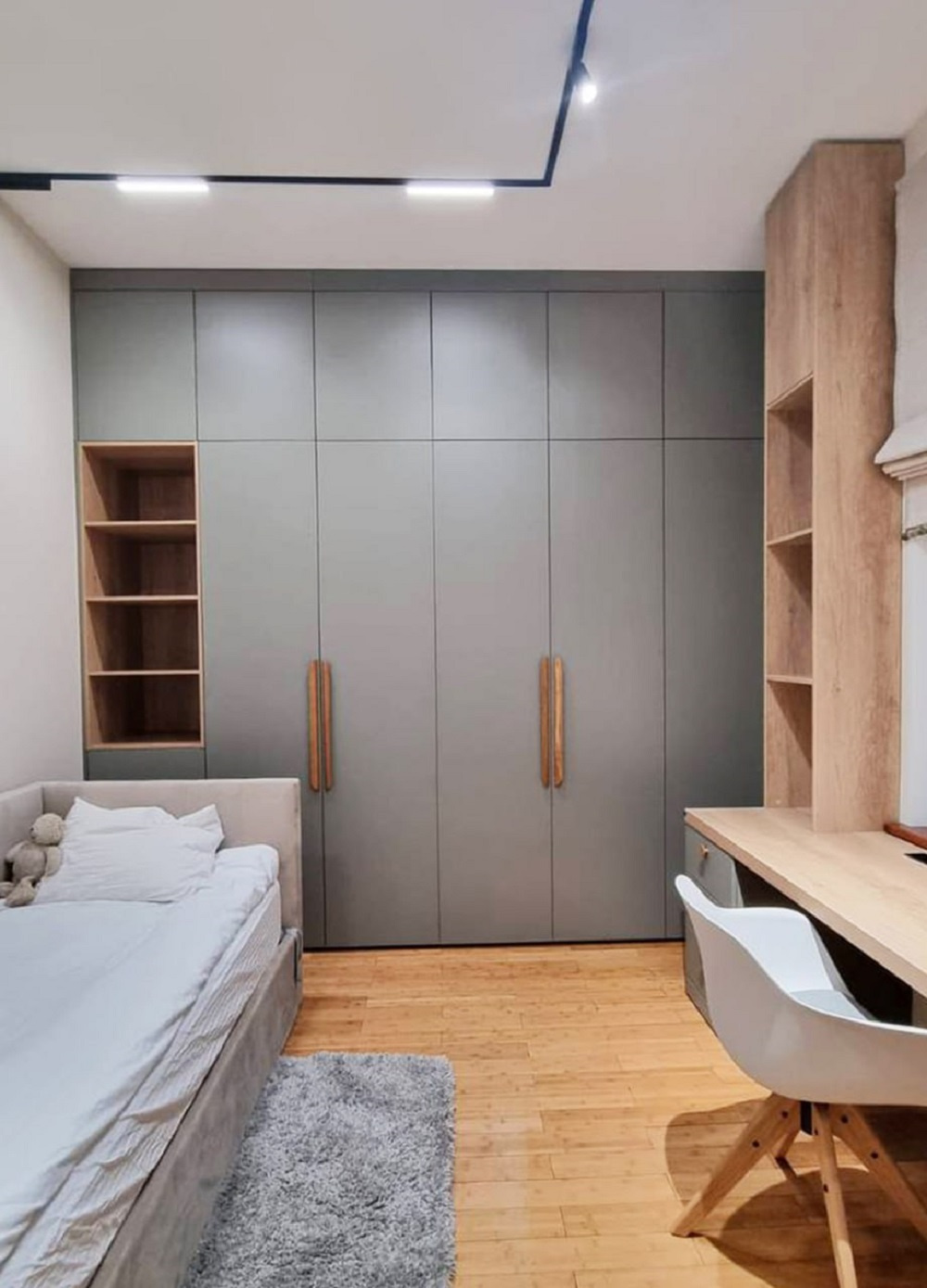 Рабочая зона и шкаф в детскую комнату