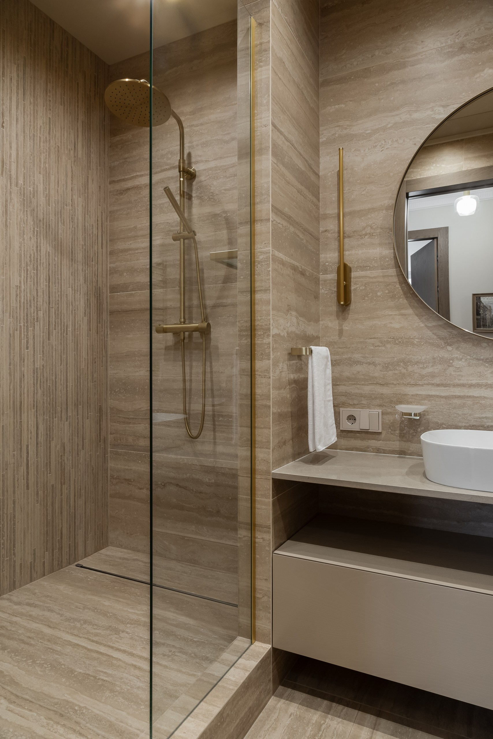 Квартира для пары в духе парижского минимализма