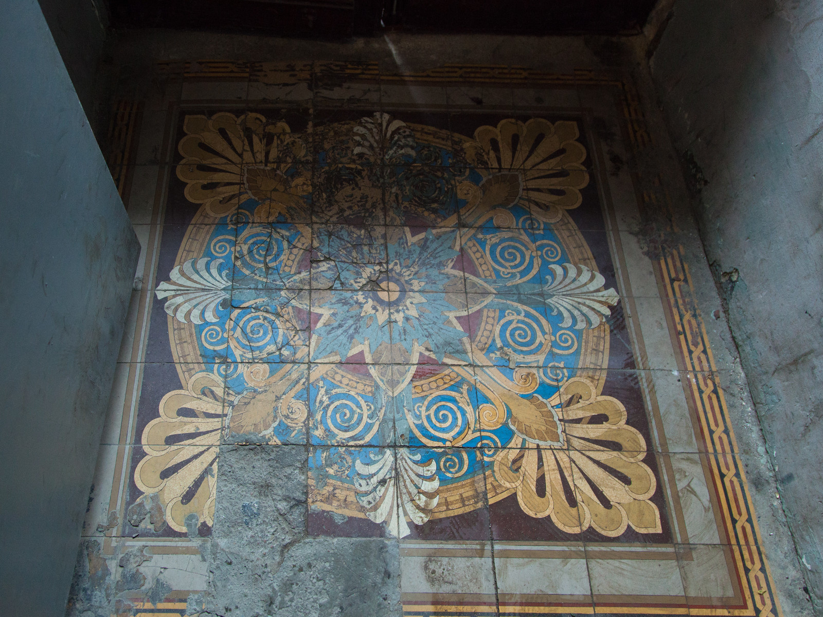 Фотоохота: 24 кадра из парадных доходного Петербурга