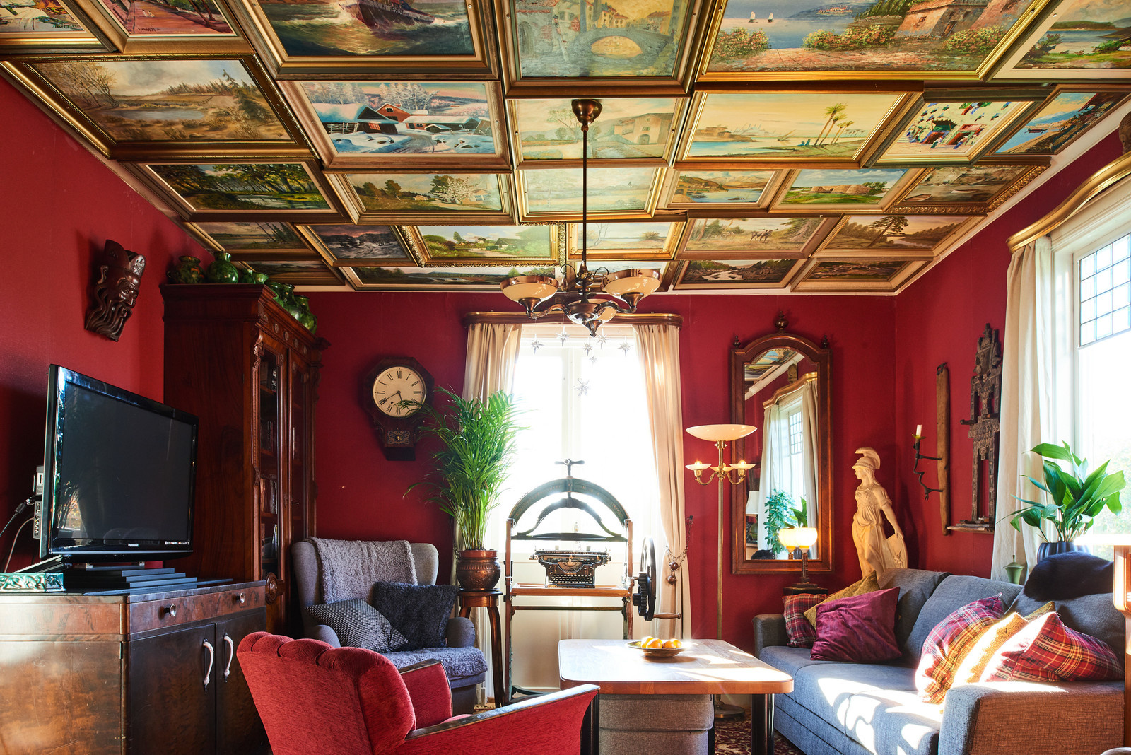 Houzz Швеция: Дом с картинами на... потолке