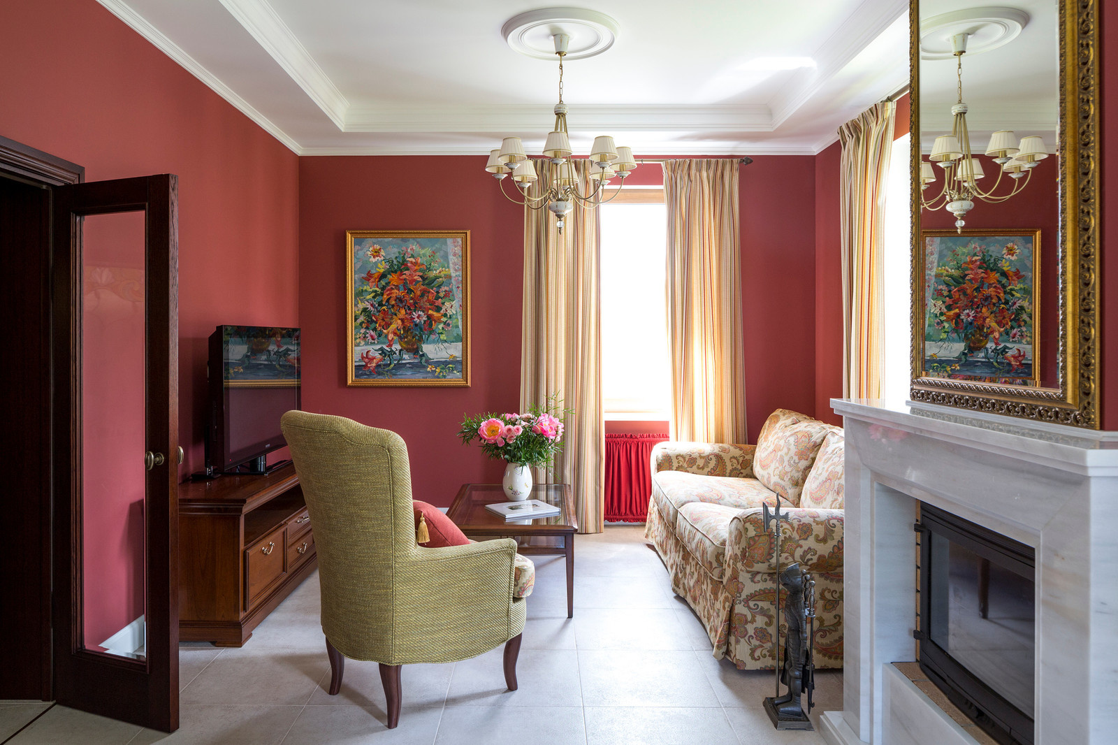 Houzz тур: Дом с детской под самой крышей и гостиной винного цвета