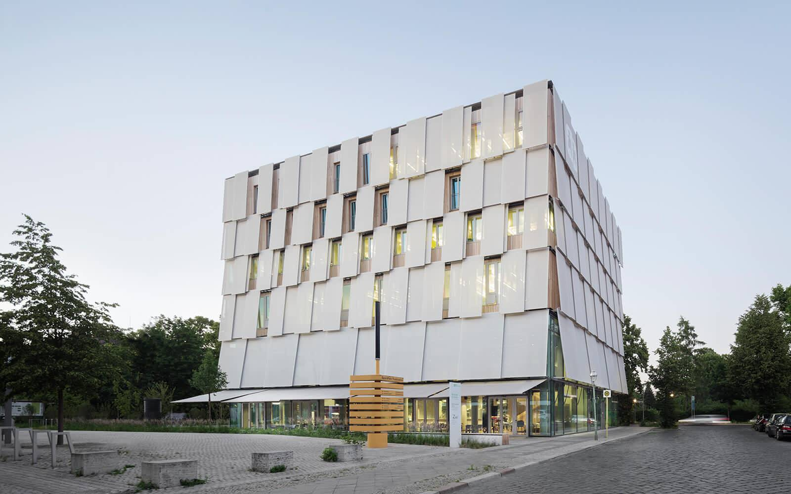 Архитектура: На что способны текстильные фасады