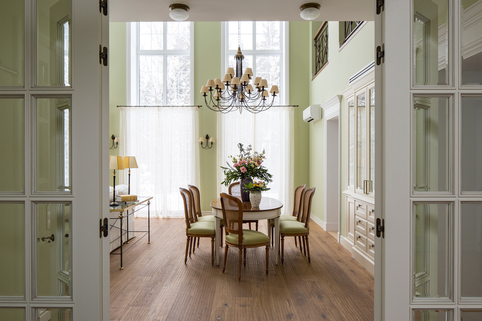 Houzz тур: Загородный дом со сквозным буфетом