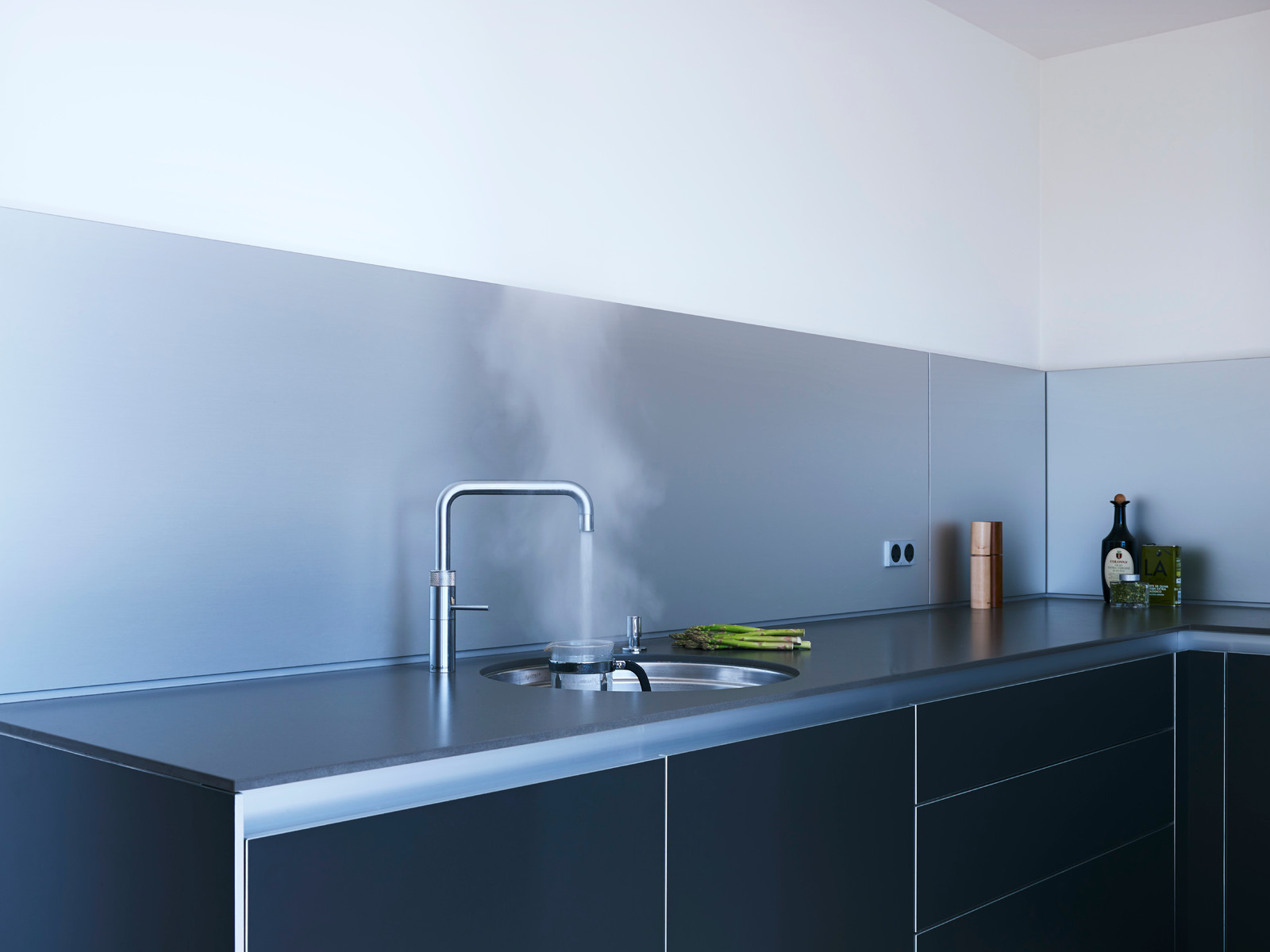 Хороший вопрос: Какой фартук для кухни лучше выбрать