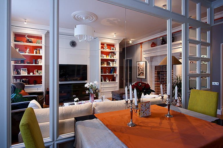 Гостиная недели: Стеклянная стена, большой камин и оранжевое настроение