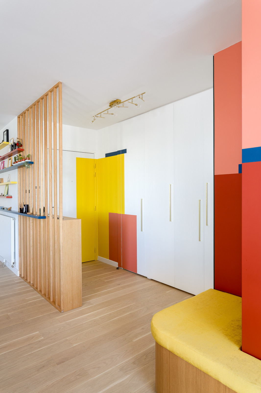 Фотоохота: 27 примеров color-blocking в интерьерах