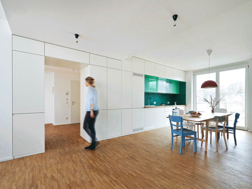 Houzz Германия: Встроенная кухня из многофункциональных шкафов-блоков